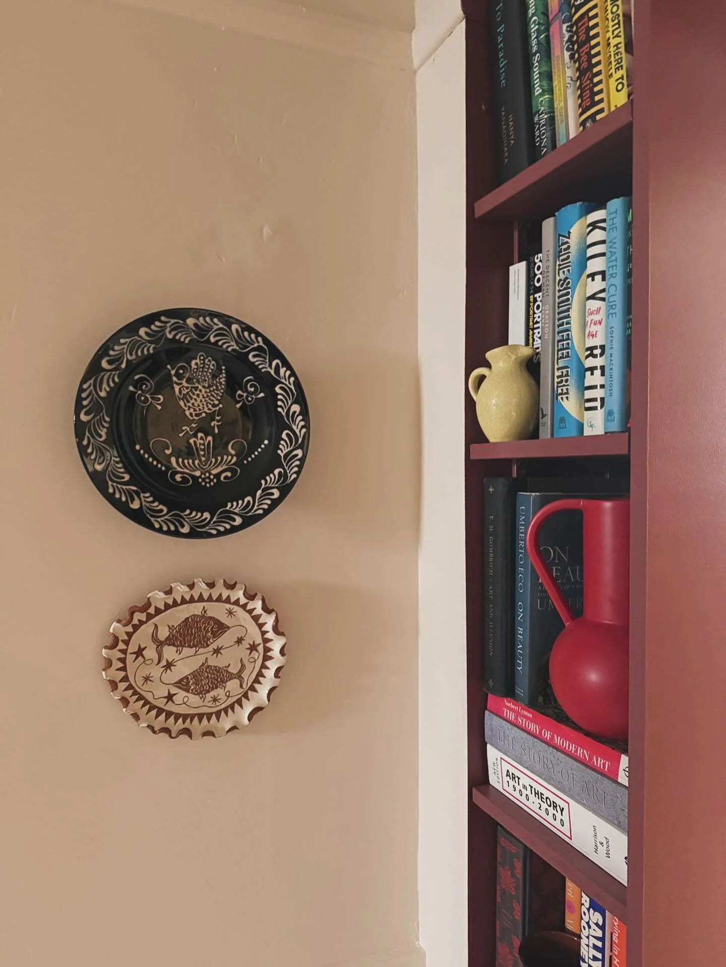 We absolutely LOVE seeing our plates in their new home!! Our one of a kind Pisces Wall Plate sold this weekend and is already up and looking splendid! 🩵🐟🩵 Thanks to all who came to see us at our first Collectables Market!