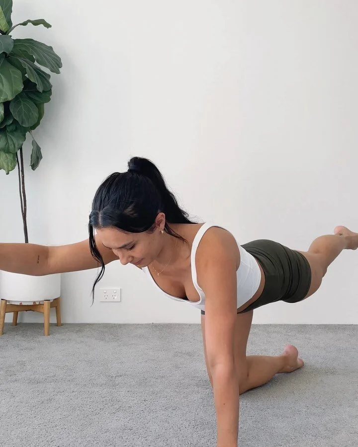 Did you know that you can correct your posture with postnatal Pilates? 

After having Sophia my posture was out of whack‼️

I had an anterior pelvic tilt and I was constantly resting her body on my belly as a shelf. Do you do this too? 🙈

This put a