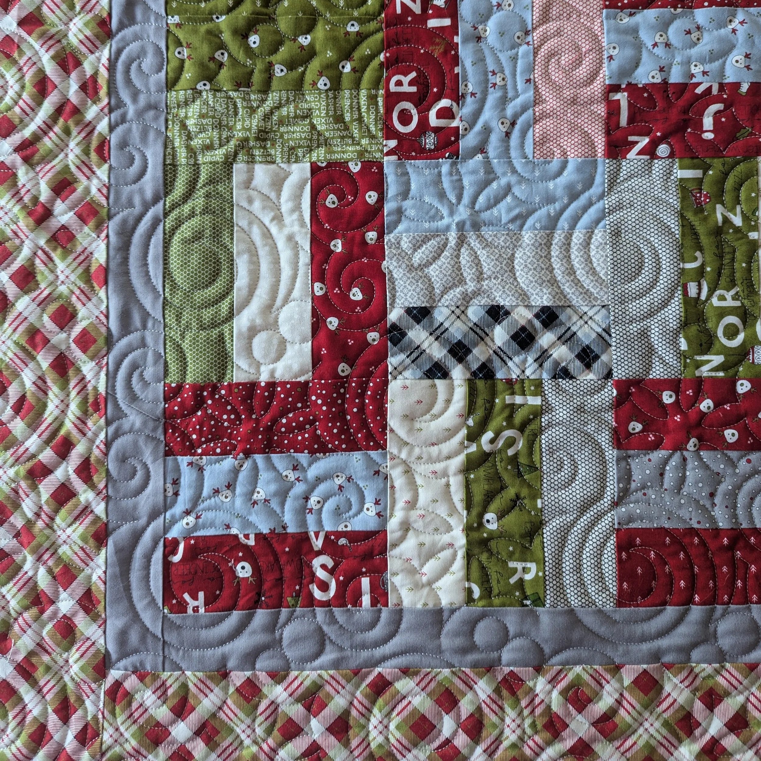 swirly+snowflake+corner+of+quilt.jpg
