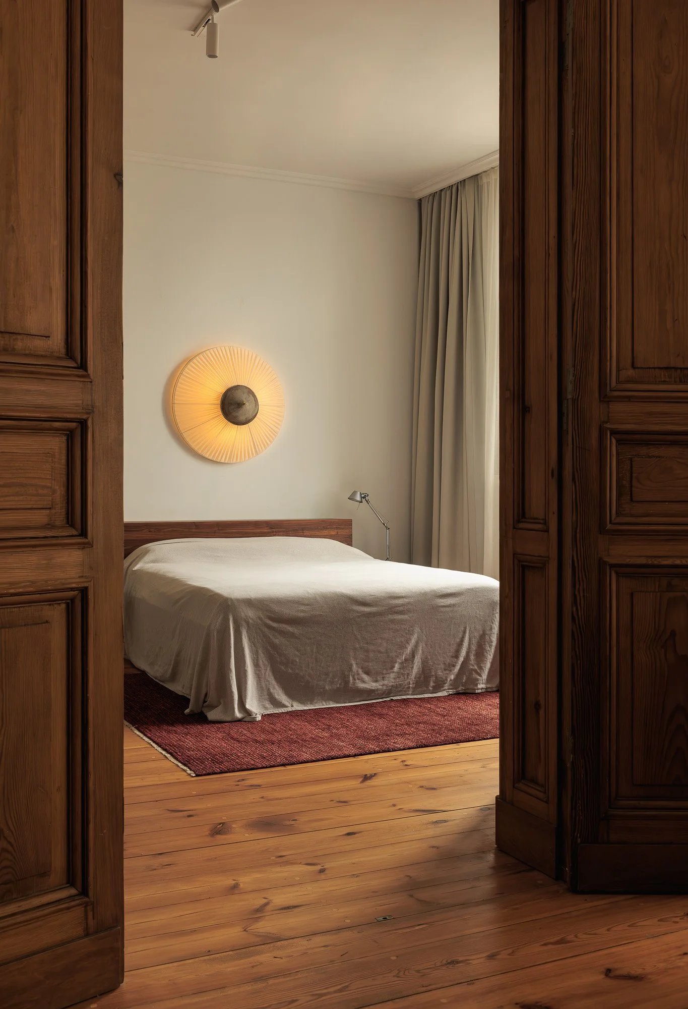Bright, airy bedroom design with neutral tones and minimalist decor, professional interior design and architectural photography by Alessandra Brescia Photography