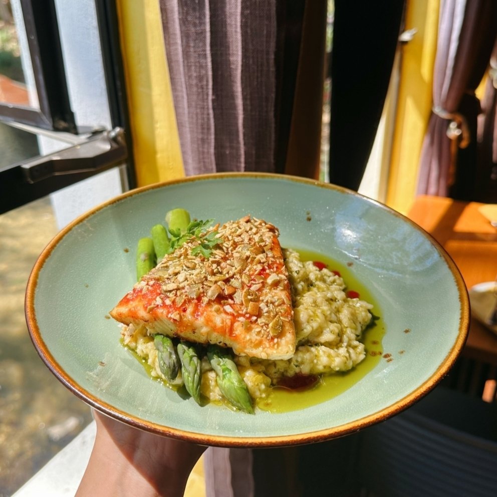 Discover something delicious for dinner with our rotating Market Fish. 🎣  Today's catch is a pepita encrusted, blood orange glazed halibut, served with kale pesto risotto and asparagus.