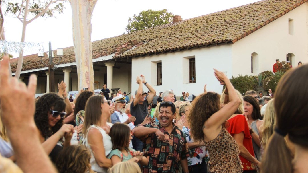 just 2 DAYS until mission plaza looks like this every friday evening! 💃

@moonshinercollective kicks off the summer season THIS friday, and we're thrilled to be sponsoring opening night!

swing by for a pre-show drink or bite at luna red or the conc
