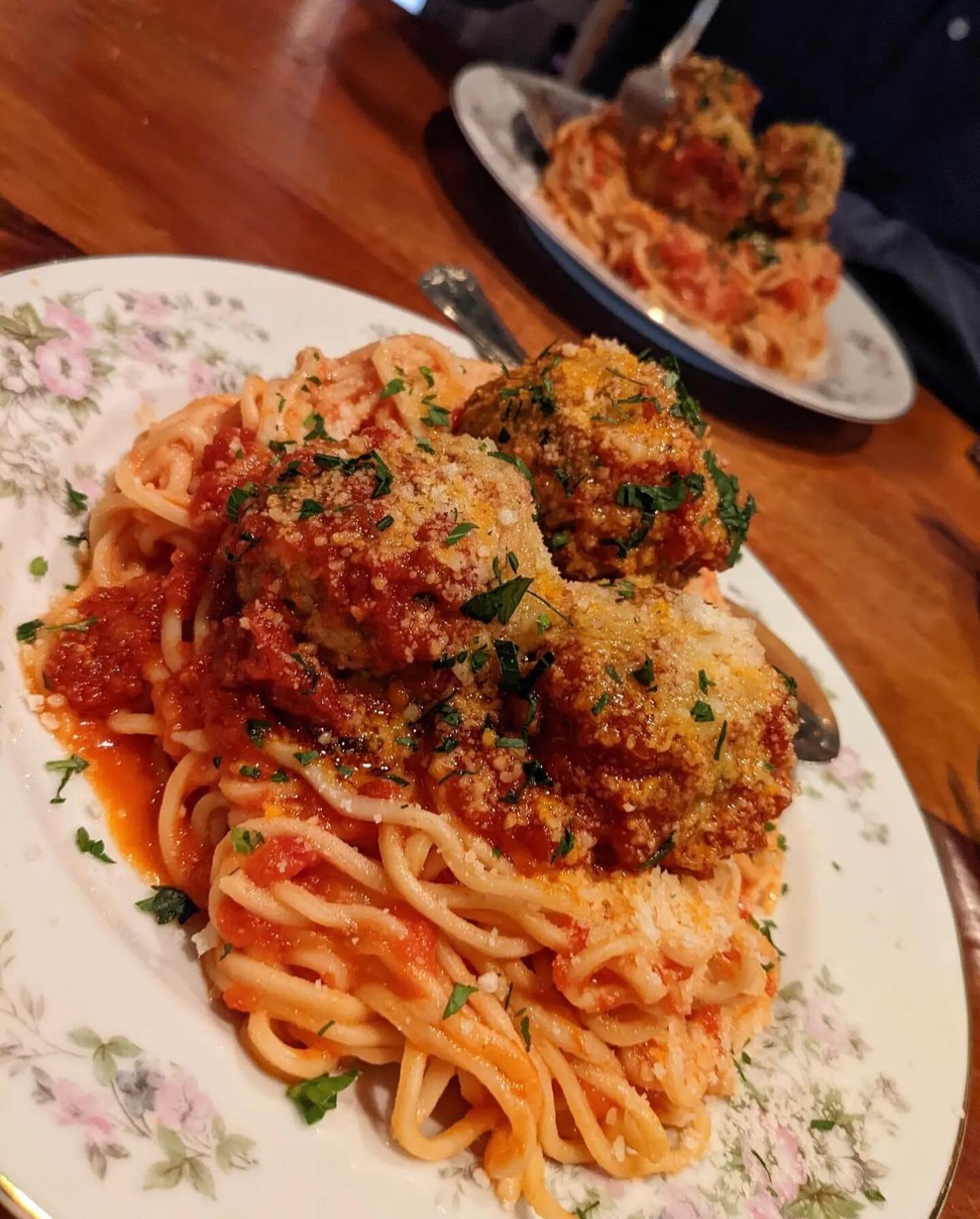 Gab&rsquo;s spaghetti and meatballs. The stuff weekend dreams are made of, are we right or are we right??✨

Come by, say hi, we can&rsquo;t wait to see ya! &hearts;️🍝&hearts;️

This glorious 📸 of by our amazing guest @aliciafromthekeys 💫 thank you