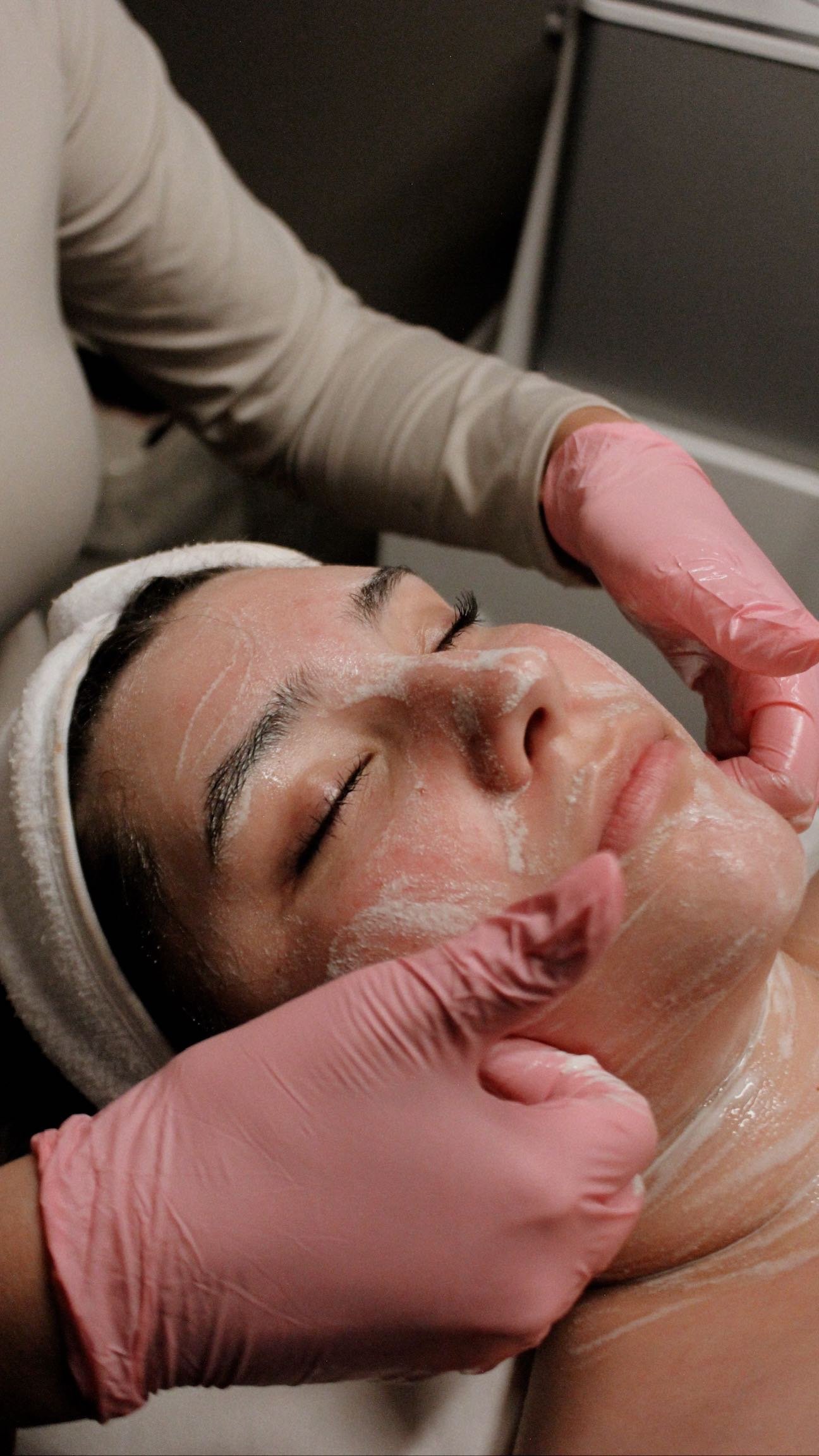 We heard Kelly’s “why” π¬ If you haven’t watched her story yet, go back and give it a listen, it’s a good one!
Now it’s time to hear from the rest of our Bella Derma team. Aesthetic medicine isn’t