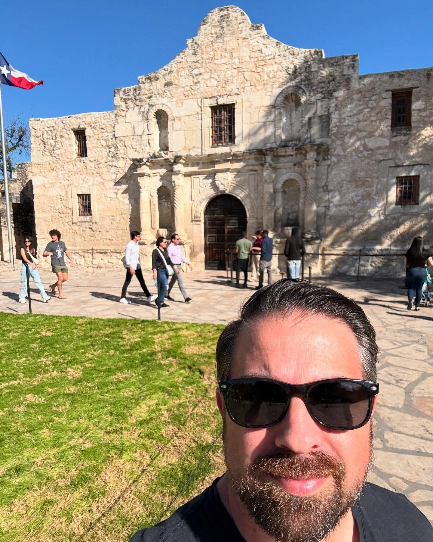 𝗥𝗲𝗺𝗲𝗺𝗯𝗲𝗿 𝘁𝗵𝗲 𝗔𝗹𝗮𝗺𝗼⁣
⁣
I heading back from doing some work with a church in San Antonio who are looking for a new Executive Pastor, and made a quick stop by the Alamo⁣
⁣
The last time I visited the Alamo was the summer after high schoo