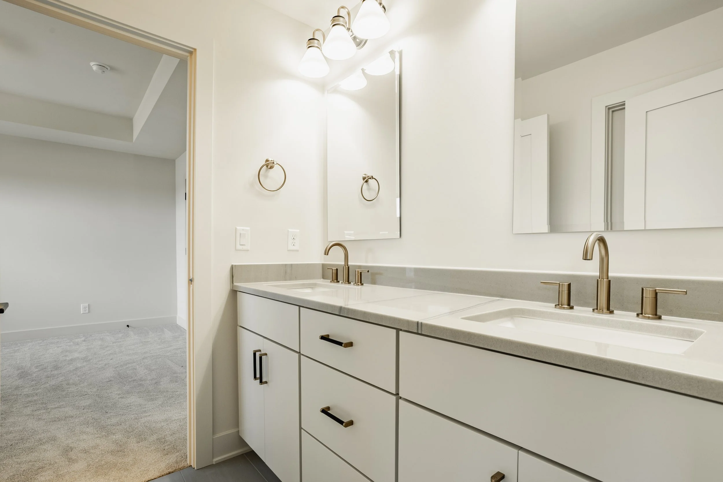 47 - 3925 Besbie Way.jpg