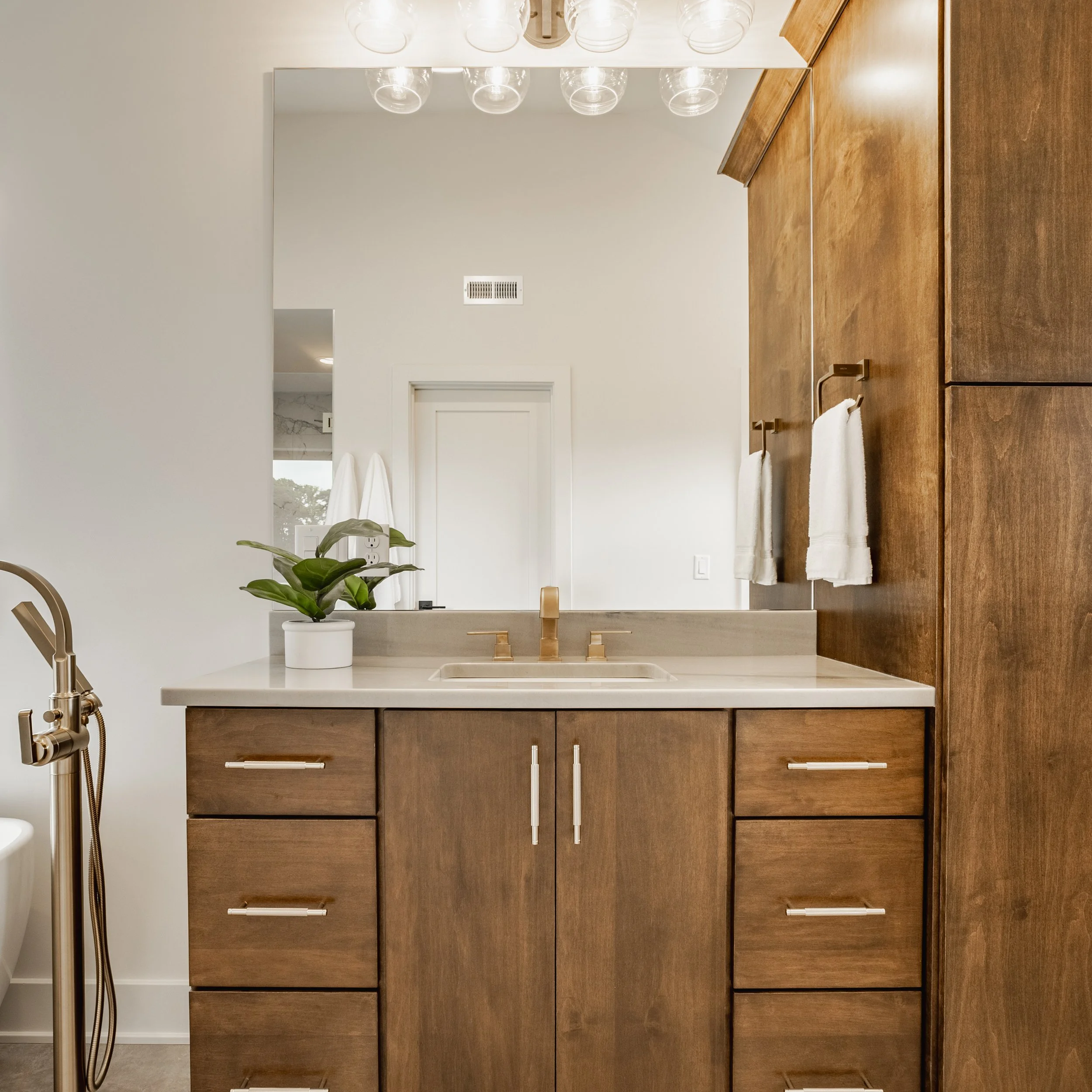 40 - 3925 Besbie Way.jpg