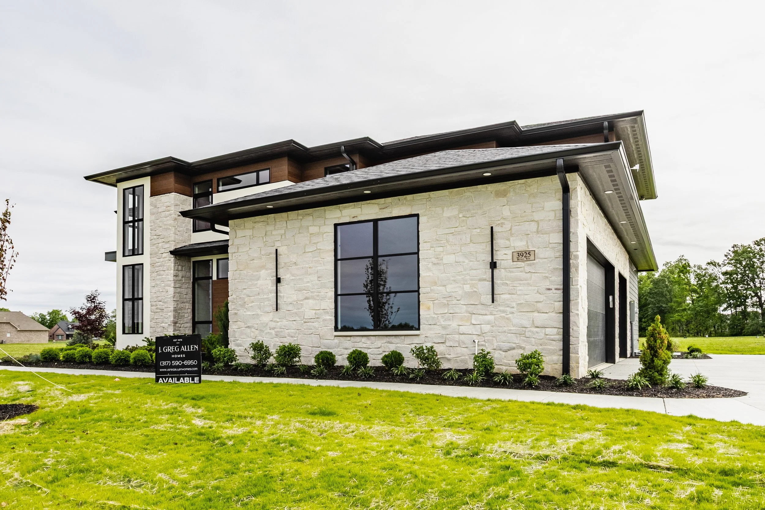 02 - 3925 Besbie Way.jpg