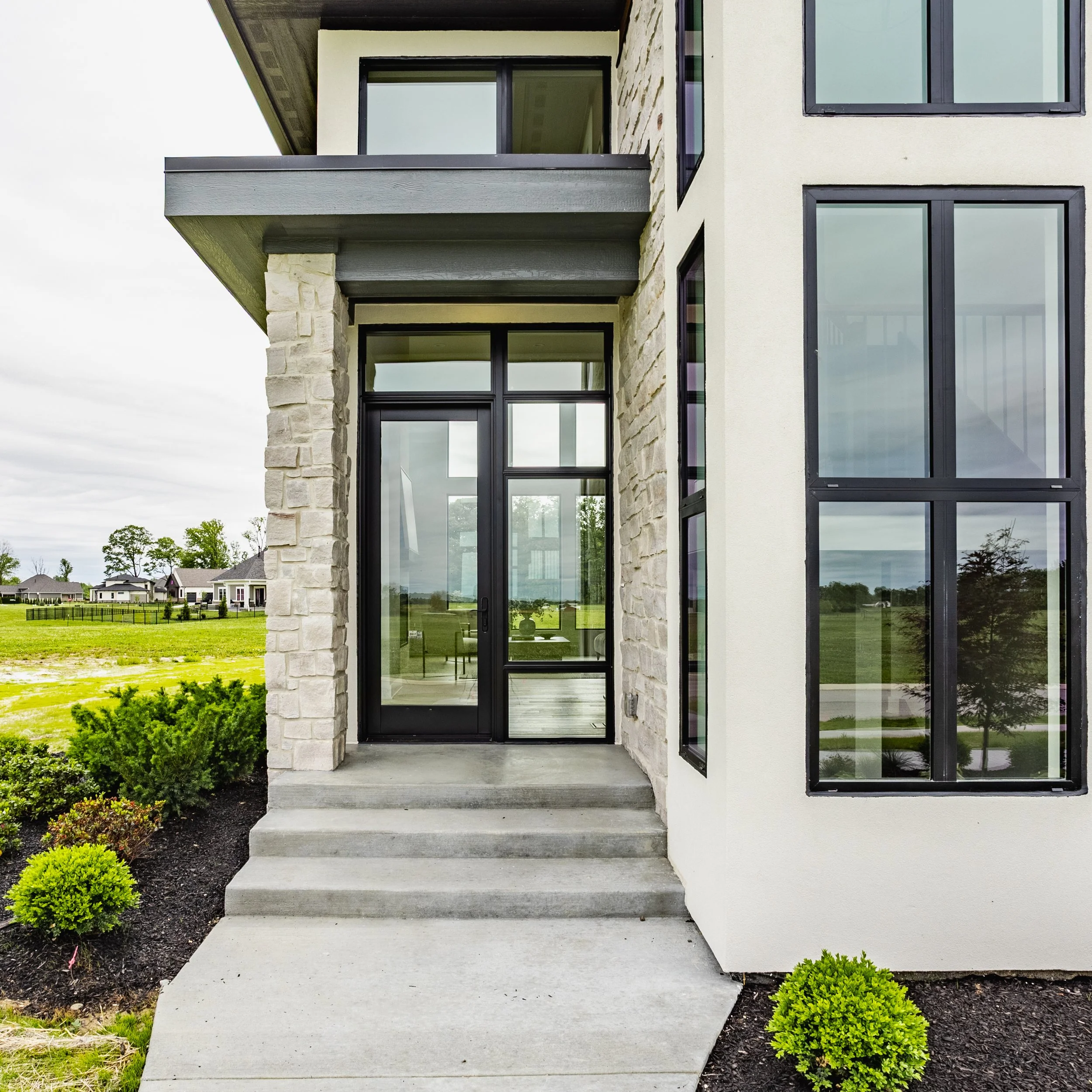 06 - 3925 Besbie Way.jpg