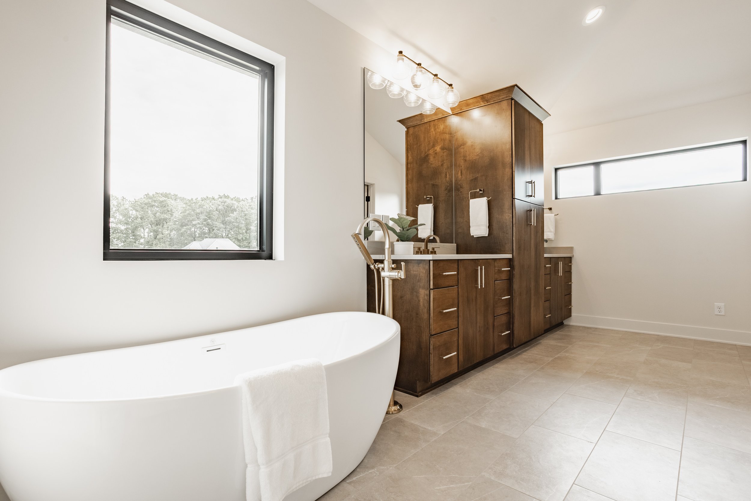 38 - 3925 Besbie Way.jpg