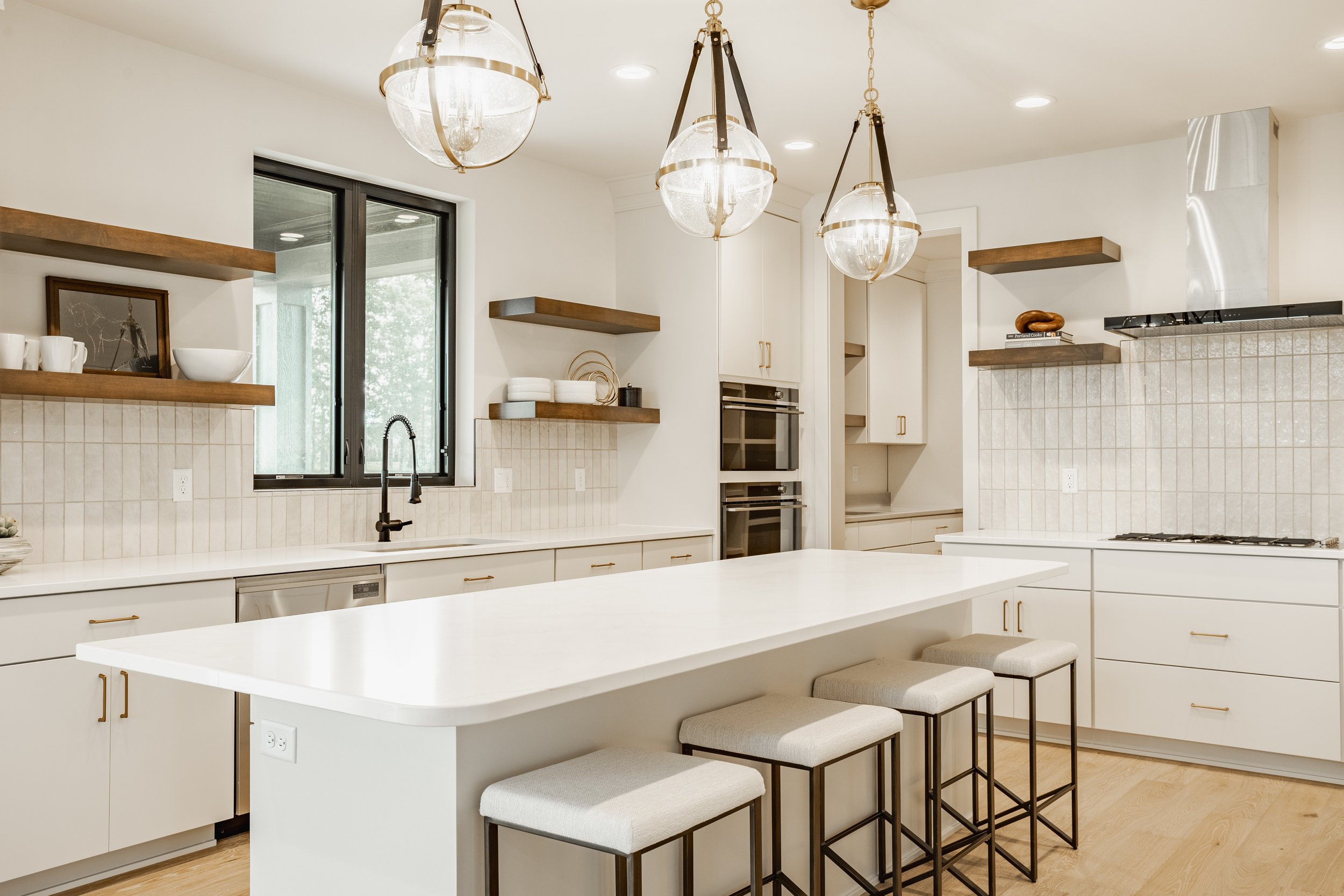 24 - 3925 Besbie Way.jpg