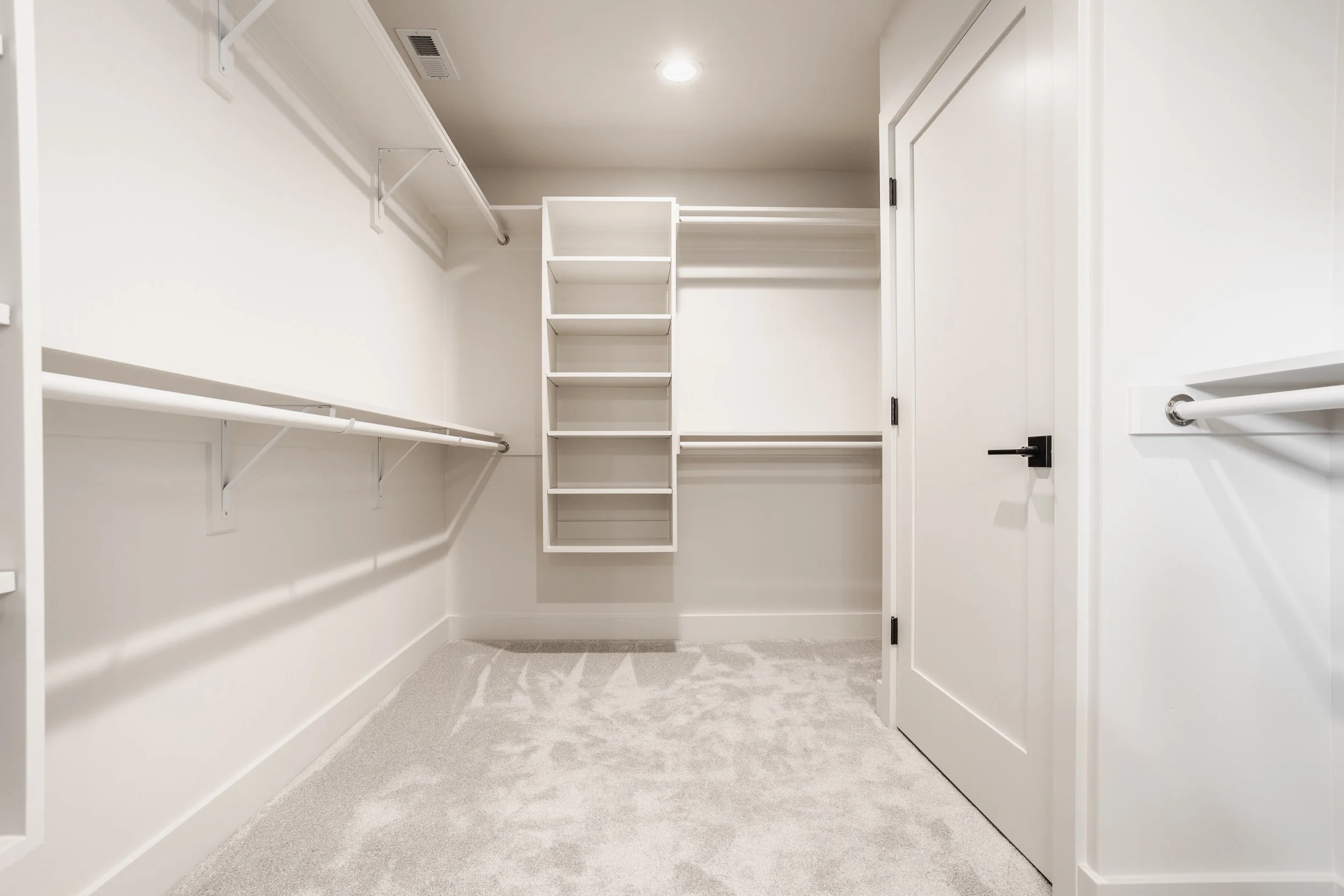 43 - 3925 Besbie Way.jpg