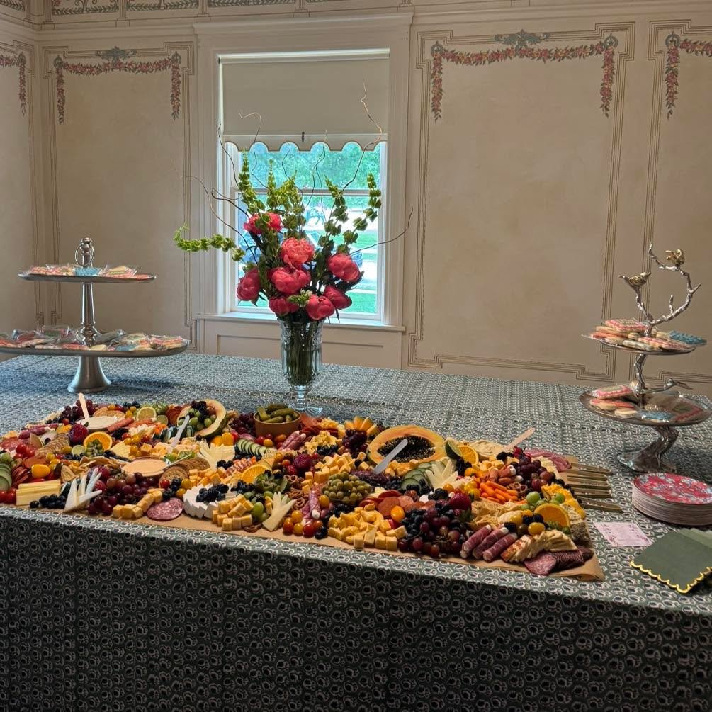 Imagine seeing a spread with fresh florals, custom cookies, and an equally beautiful as delicious charcuterie board at your next event! 💐🧀