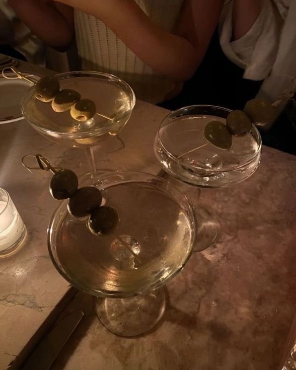 TGIF ~Make em extra dirty 🍸 #everlyinspo
.
.
.
#friday #weekend #vibes #ladiesnight #nightout #drink #martini #dirtymartini #extradirty #cocktails #tgif