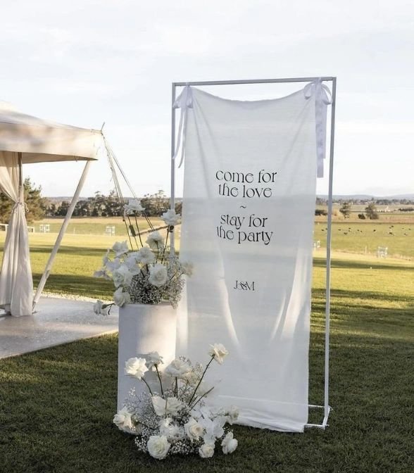 Come for the love ~ stay for the party 🍾 #everlyinspo
.
.
.
#welcomesign #weddingplanning #decor #weddingde #weddinggoals #design #welcome #bridetobe #weddingplanning #ideas #bride #2024bride #2025bride #wedding #yvr #vancouver