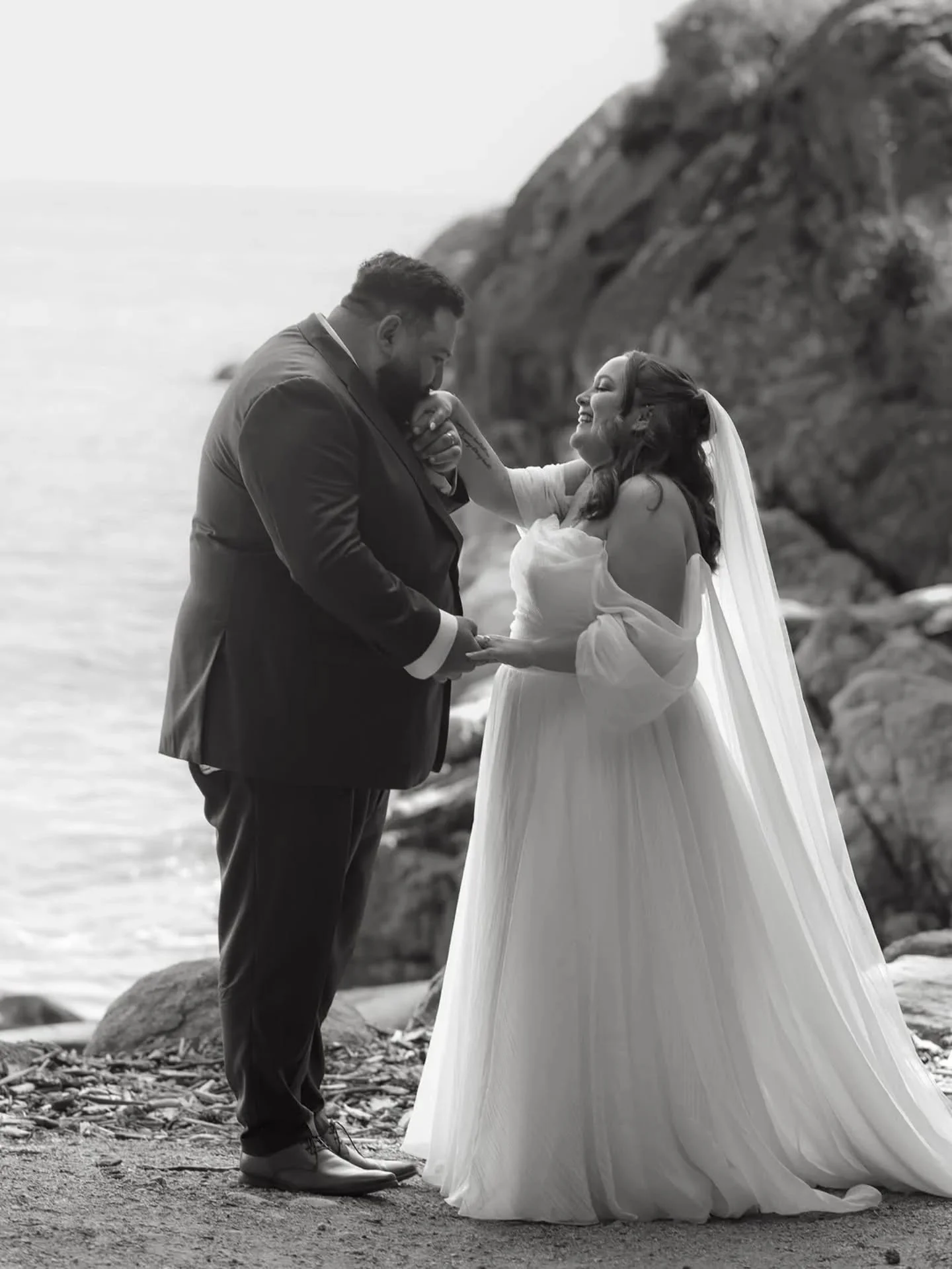✨ Our radiant bride Alyssa glowing in the romantic Noa gown by @jennyyoonyc featuring dreamy off-the-shoulder sleeves and a flowing train #EverlyBride

Photos @chelseabrownphoto
Floral @nicheboutiqueflorals 
HMU @laraparliamentbeauty
Dress @jennyyoon