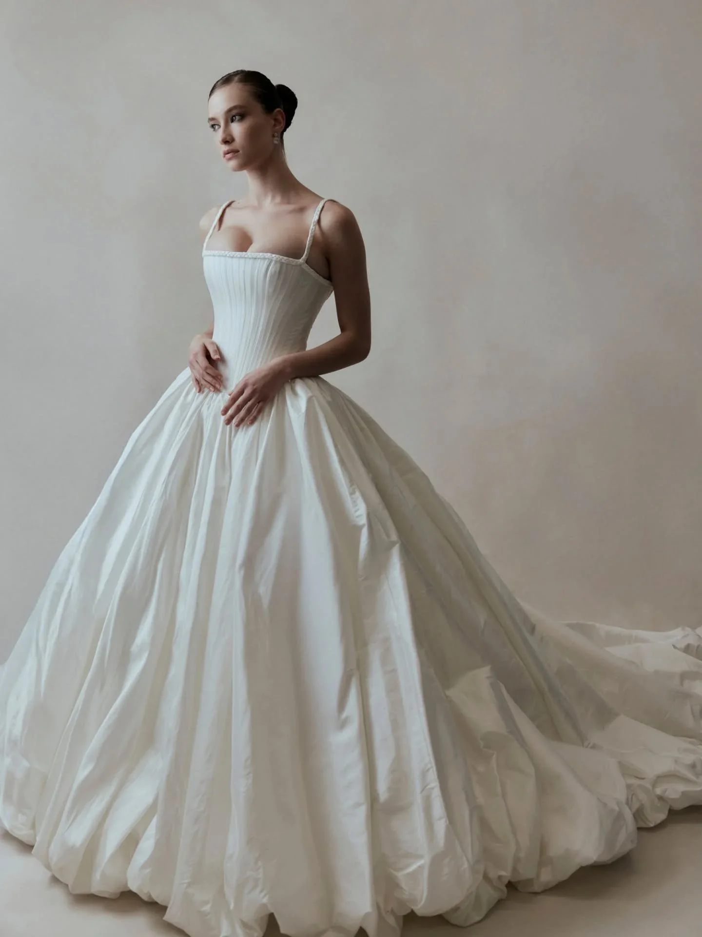 Something beautiful is arriving at Everly Bridal this Friday✨ #TrunkShow

Join us Nov 14&ndash;25 for our Floure Studio Trunk Show, featuring the brand-new &lsquo;Chapter V&rsquo; Collection &mdash; fresh from its October NYBFW debut. 🤍

🗓️ Book yo