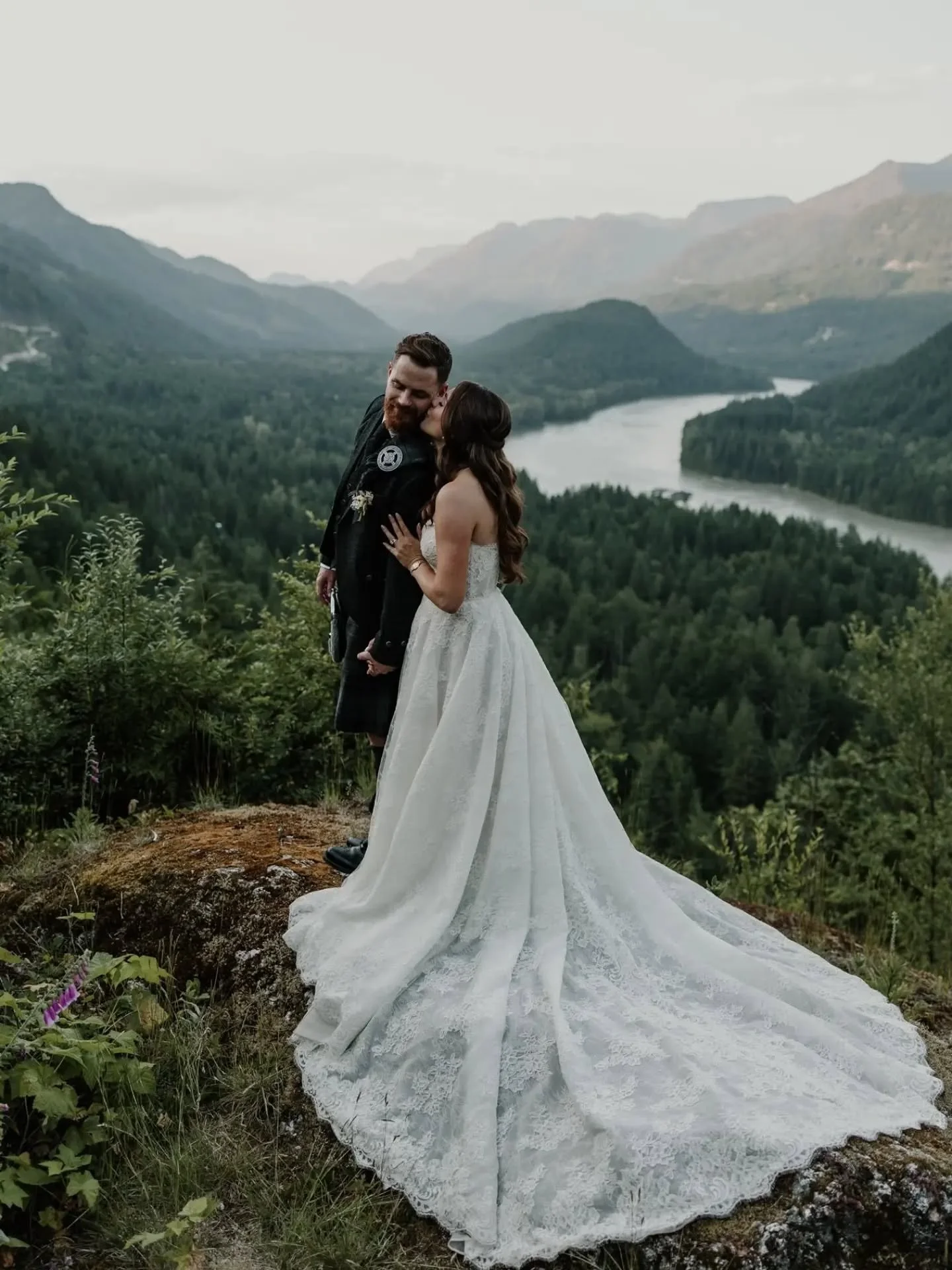 Sarah in Iberis by #@alenaleenabridal surrounded by the kind of Canadian backdrop that feels straight out of a dream 🍁

Mountain views, forest portraits, and one very unforgettable Everly Bride.

Happy Canada Day 🇨🇦 ❤️🤍

Photo credit: @rachelbark