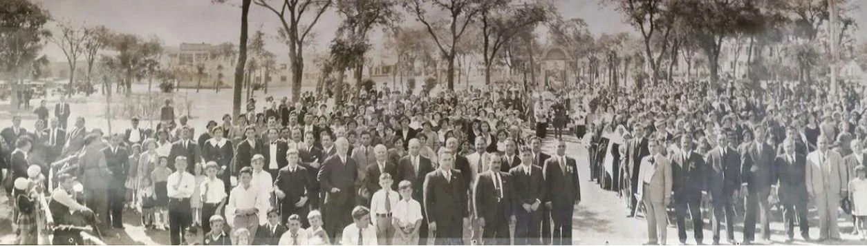 A historic panoramic photograph of a large gathering of Italian Society members