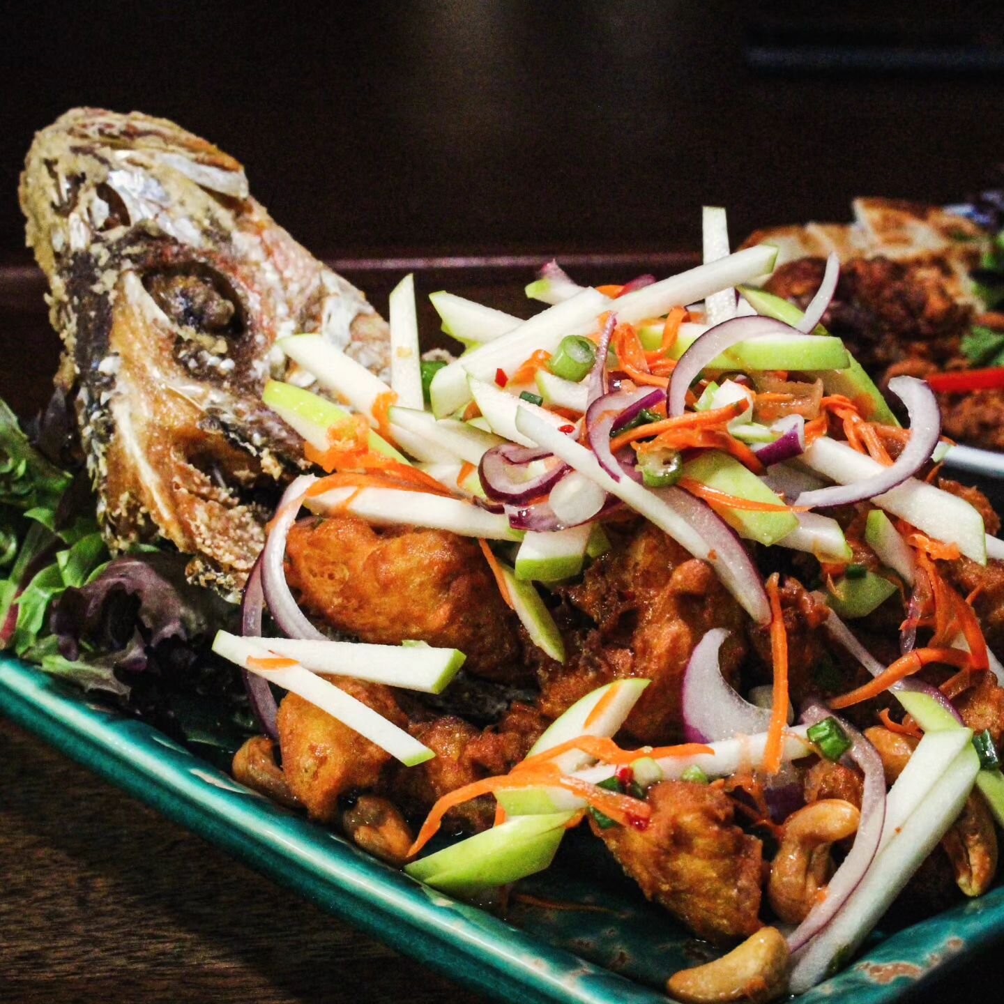 Feast your 👀 on our Catch of the Day! Fish lovers rejoice! 😋

🍽 Whole crispy fried fish, green apple, carrots, red and green onions, topped with cashew, chili, and lime dressing, served with butterfly pea flower rice.

Fun fact: Fish in Thai (ปลา)