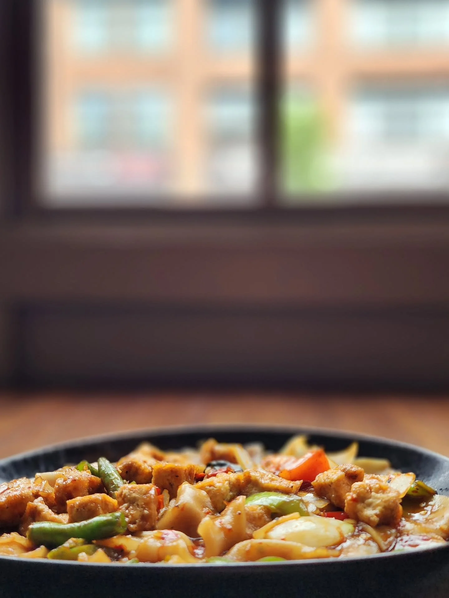 Drunken Noodles! 🥴

Come try our popular menu item any of day of the week. Choose your favorite protein and you're good to go (we chose tofu for this one). Best part is that you don't even need to be drunk to enjoy this meal. But you can be -- no ju