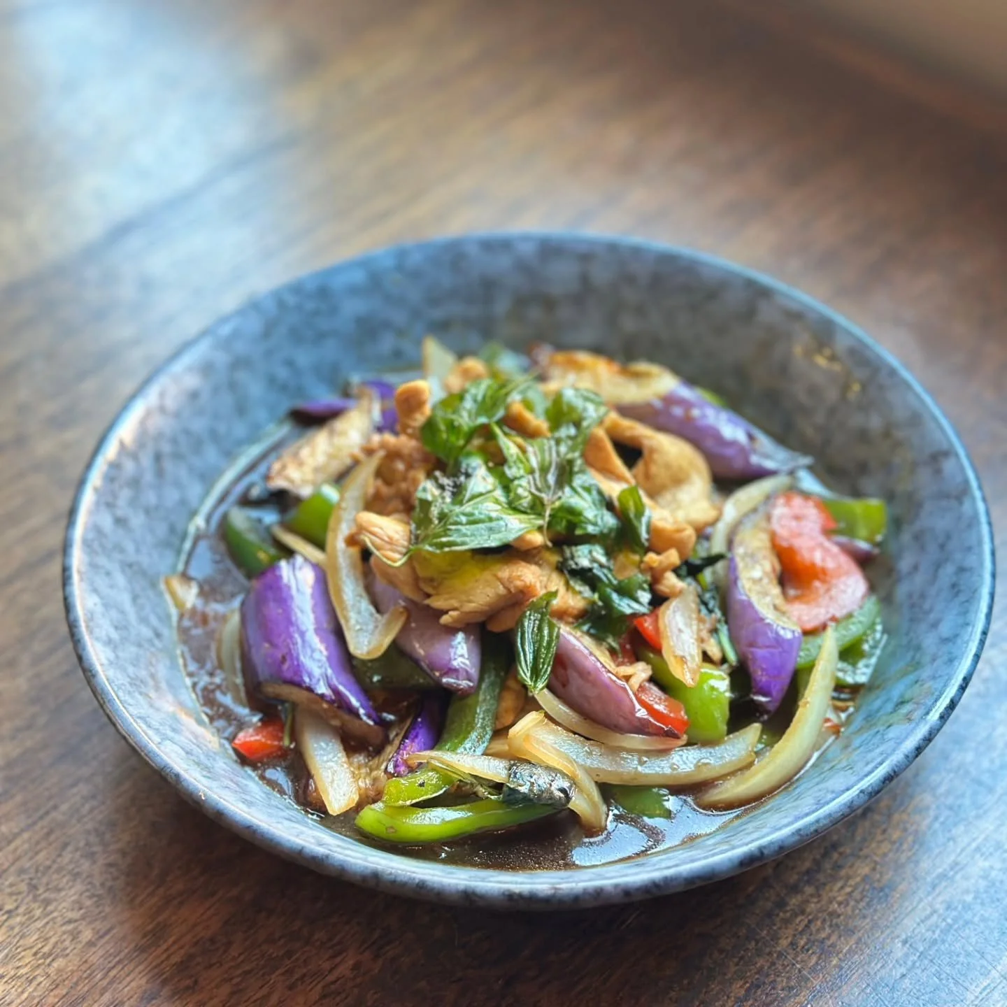 What a lovely dish! 😋 😍 

Presenting Pad Eggplant: one of our many veggie dishes available. The eggplant saut&eacute;ed alongside white onions, red peppers, and basil will leave your tummy satisfied and strong 💪🏼!

Stop by to try this and many mo