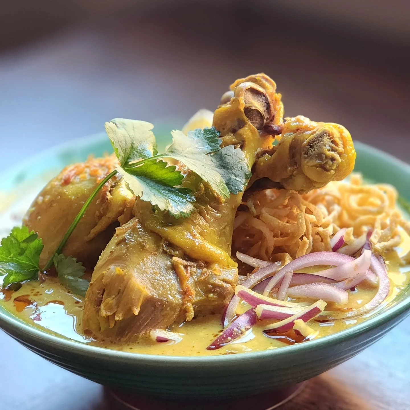 It's getting chilly 🍁

That means it's time to break out the soups, stews, and hot stuff in a bowl 🥣 

One of our more underrated dishes, Khao Soi, will not disappoint with its creamy egg noodles, soft savory chicken, sweet coconut taste, and its a
