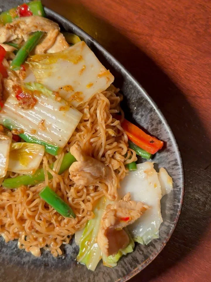 Mama&rsquo;s cooking tonight 🍜✨
Pad Mama brings the comfort, the flavor, and the perfect dinner vibe. Not spicy unless you ask because Mama knows best 😉🌶️

#fellpointbaltimore 
##noodlesBaltimore#mamadara