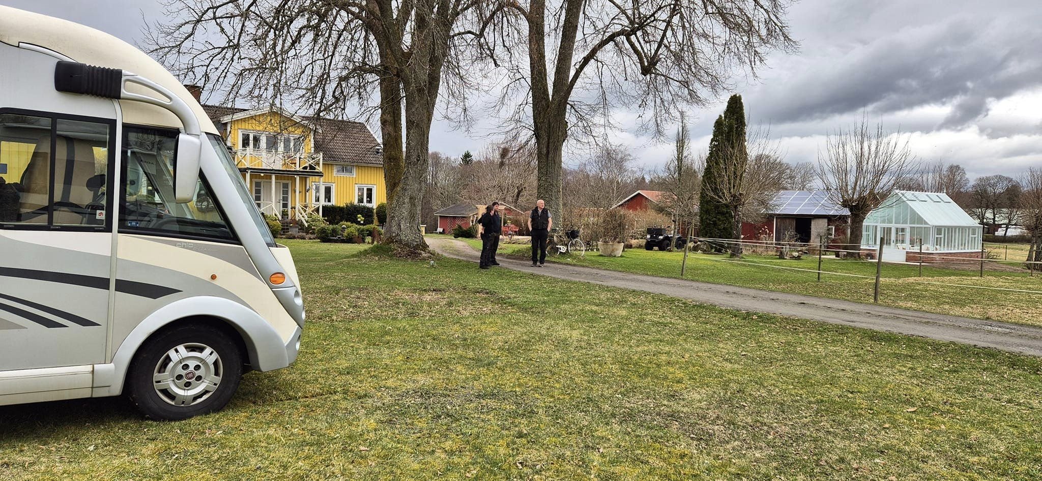 husbil vid huset.jpg