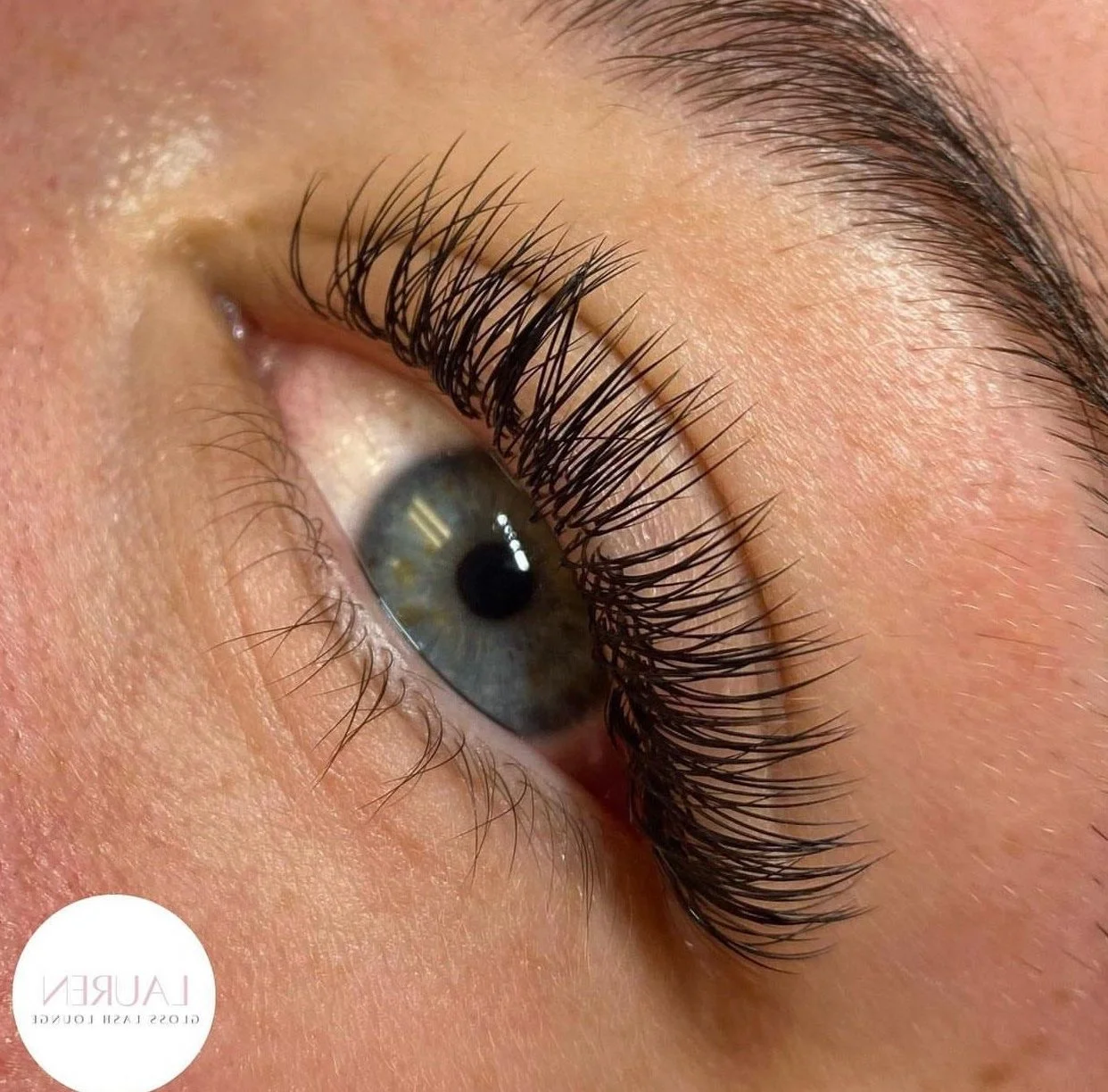 Hybrid lash extensions by Gloss Lash Lounge in Mandurah, combining classic and volume lashes to create a soft, textured, and fuller lash look with natural definition and depth.