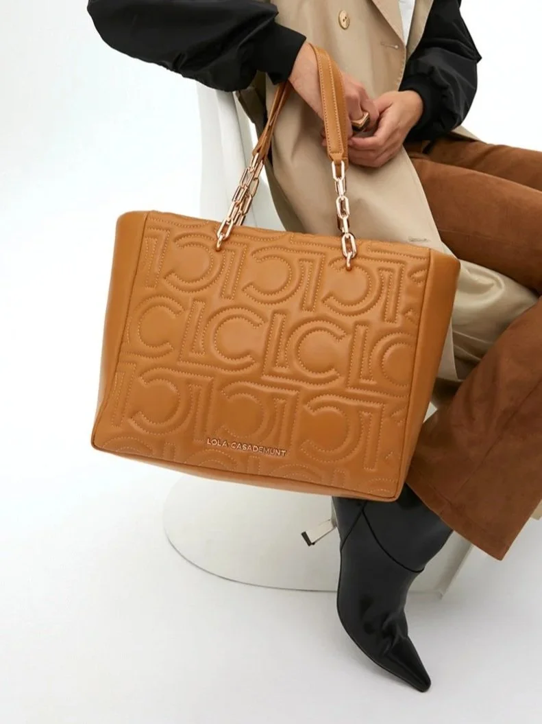 shopper-matelasse-logo-en-cuir-synthetique-avec-anse-chaine-mixte.jpg