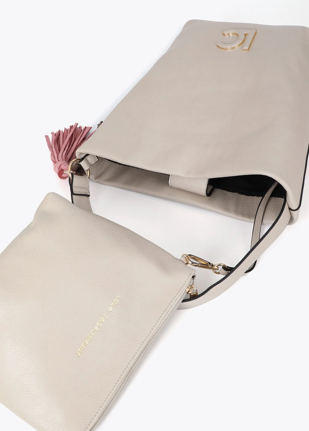 shopper-efecto-piel-con-detalle-logo-en-el-asa-y-pompones (1).jpg
