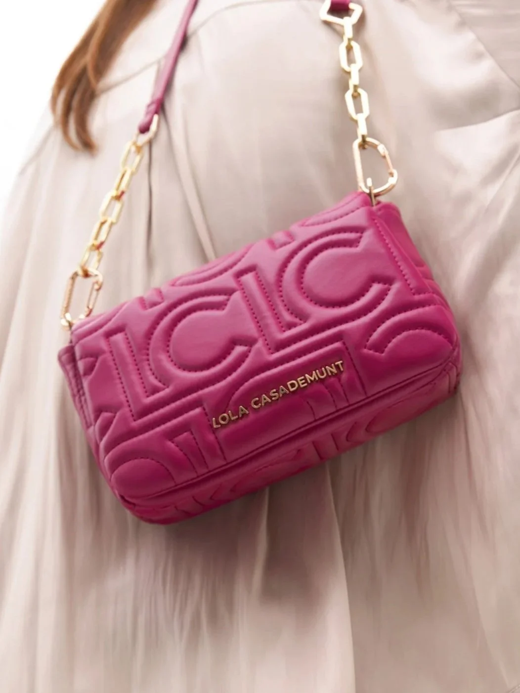 sac-bandouliere-matelasse-avec-logo-en-simili-cuir-et-anse-chaine-mixte+%282%29.jpg