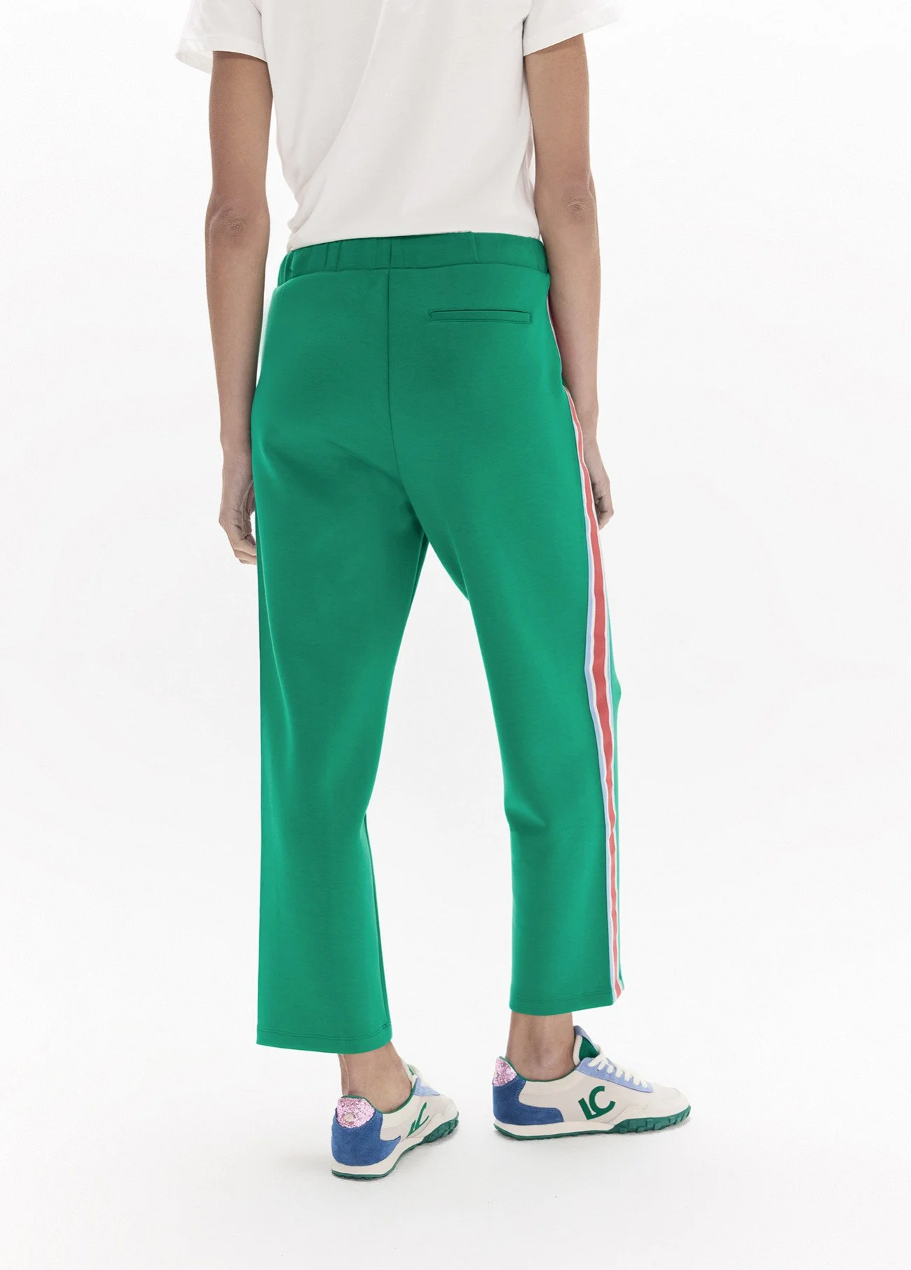 pantalon-jogger-con-banda-lateral-tres-colores-ajuste-con-cordon-y-detalles-metalicos (2).jpg