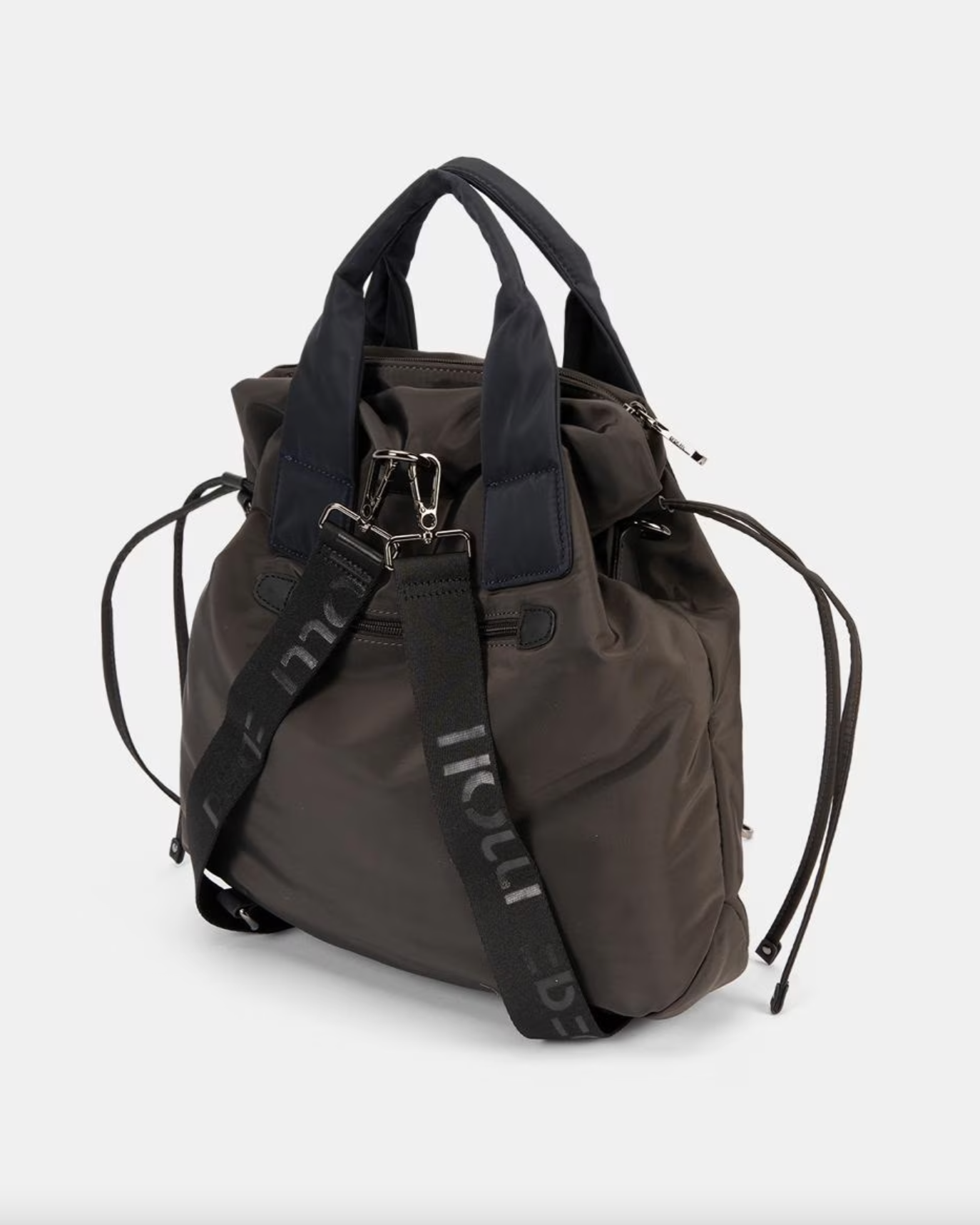 Bolso mochila nylon de Pepe Moll temporada otoño invierno 2025. Bolso nueva colección para mujer vista trasera color negro y azul.