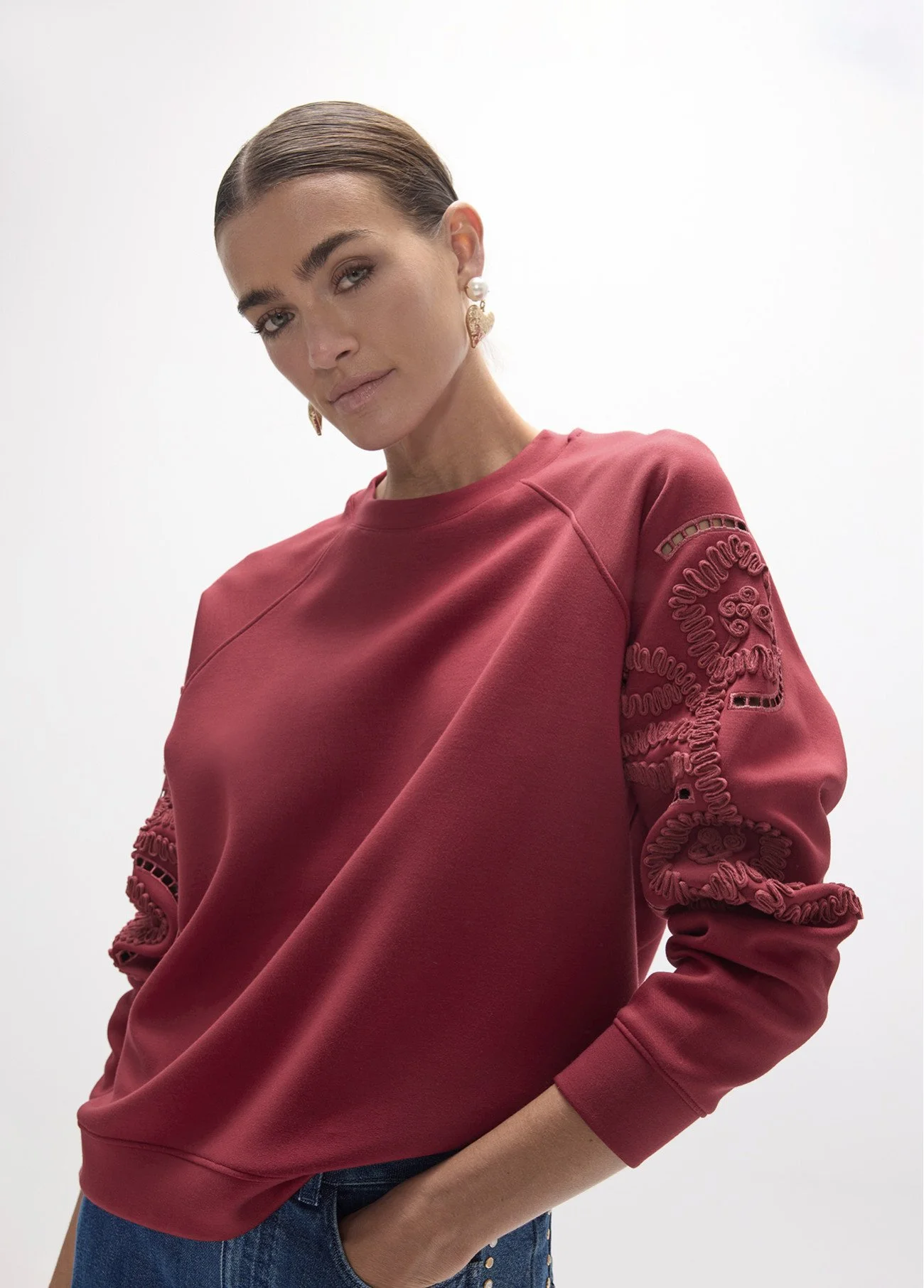 sudadera-manga-raglan-cuello-caja-pinza-bordado-de-flores-en-ambos-brazos.jpg