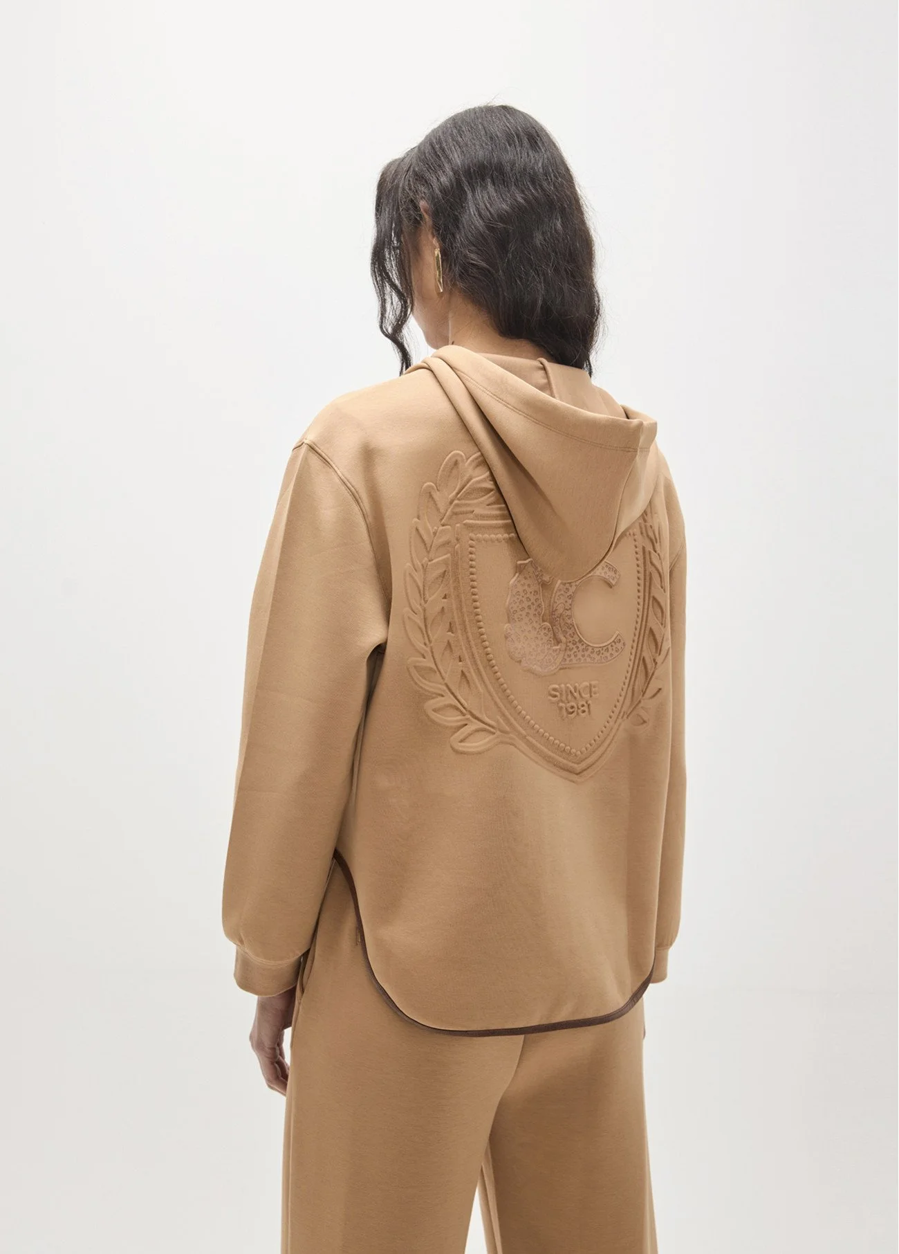 sudadera-abierta-bolsillo-efecto-piel-con-en-el-delantero-y-maxi-parche-en-espalda.jpg