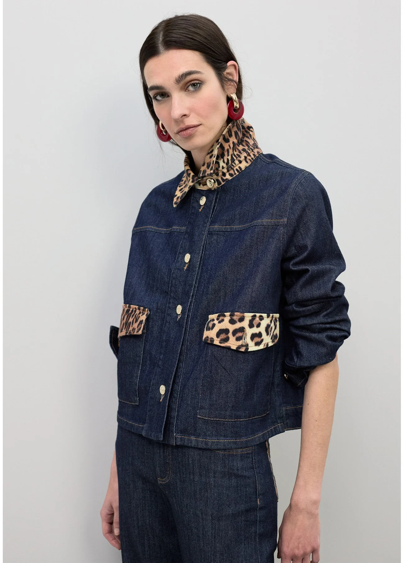 cazadora-denim-corta-con-detalles-en-cuello-y-solapa-de-leopardo.jpg