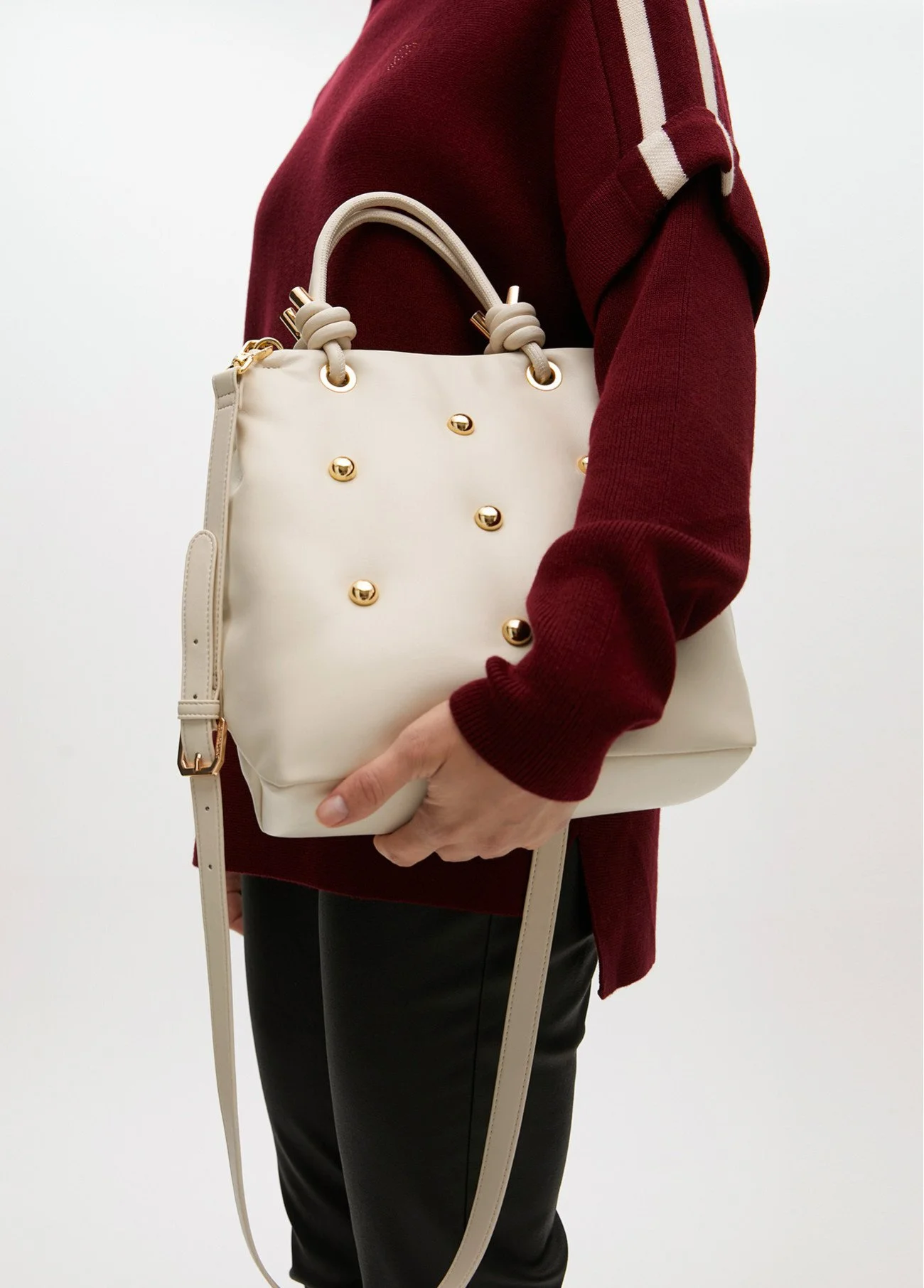 bolso-acolchado-efecto-piel-con-tachas-redondas-xl (1).jpg