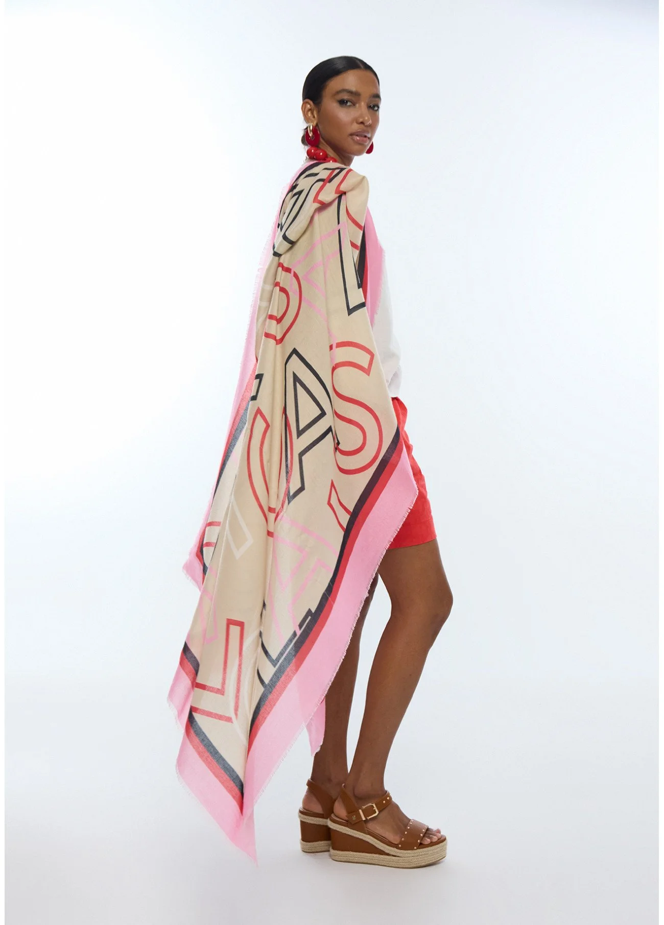 fular-estampado-con-letras-logo (3).jpg