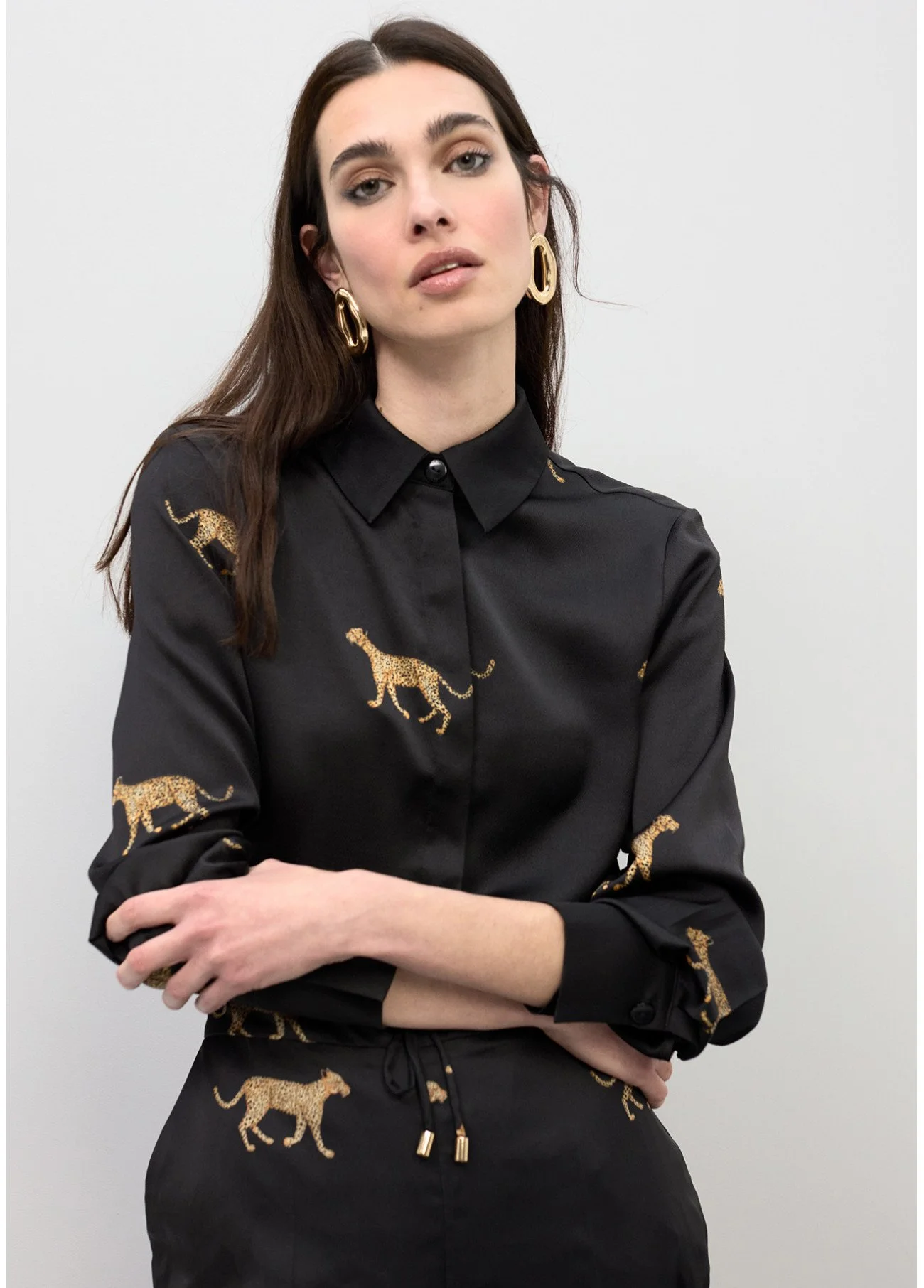Camisa Satinada Negra con Estampado de Leopardo