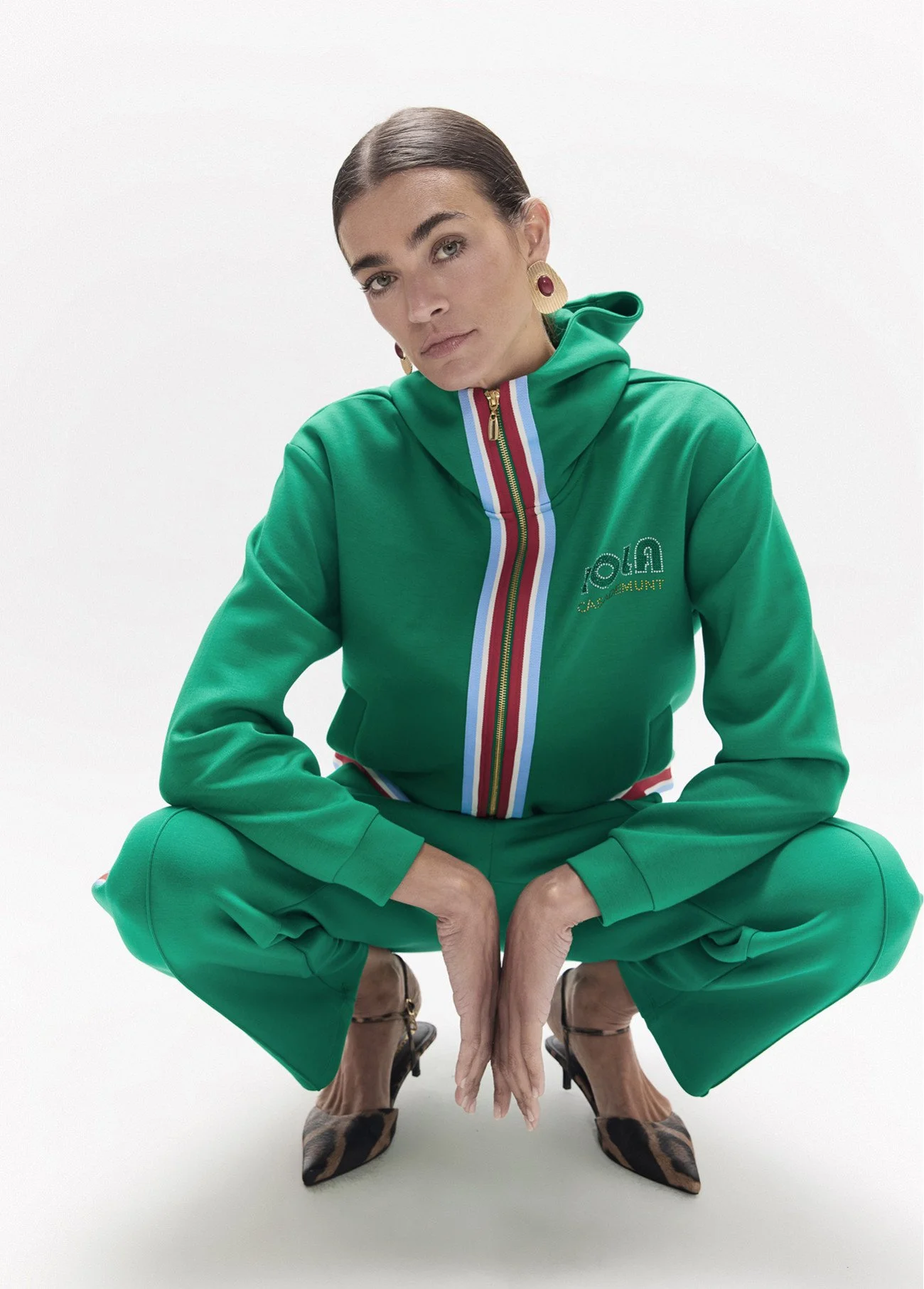 sudadera-abierta-con-banda-lateral-tres-colores-ajuste-con-cordon-y-detalles-metalicos (3).jpg