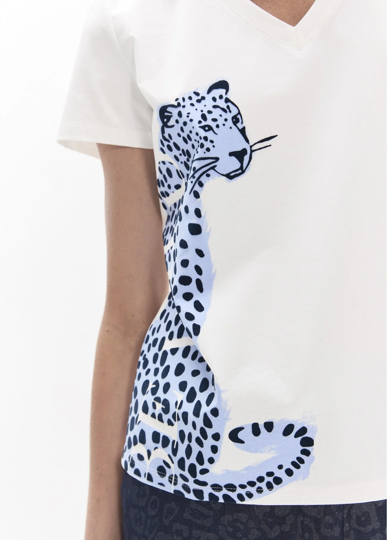 camiseta-cuello-en-pico-con-aberturas-laterales-y-grafico-posicionado-lateral-leopardo-be-wild- (1).jpg