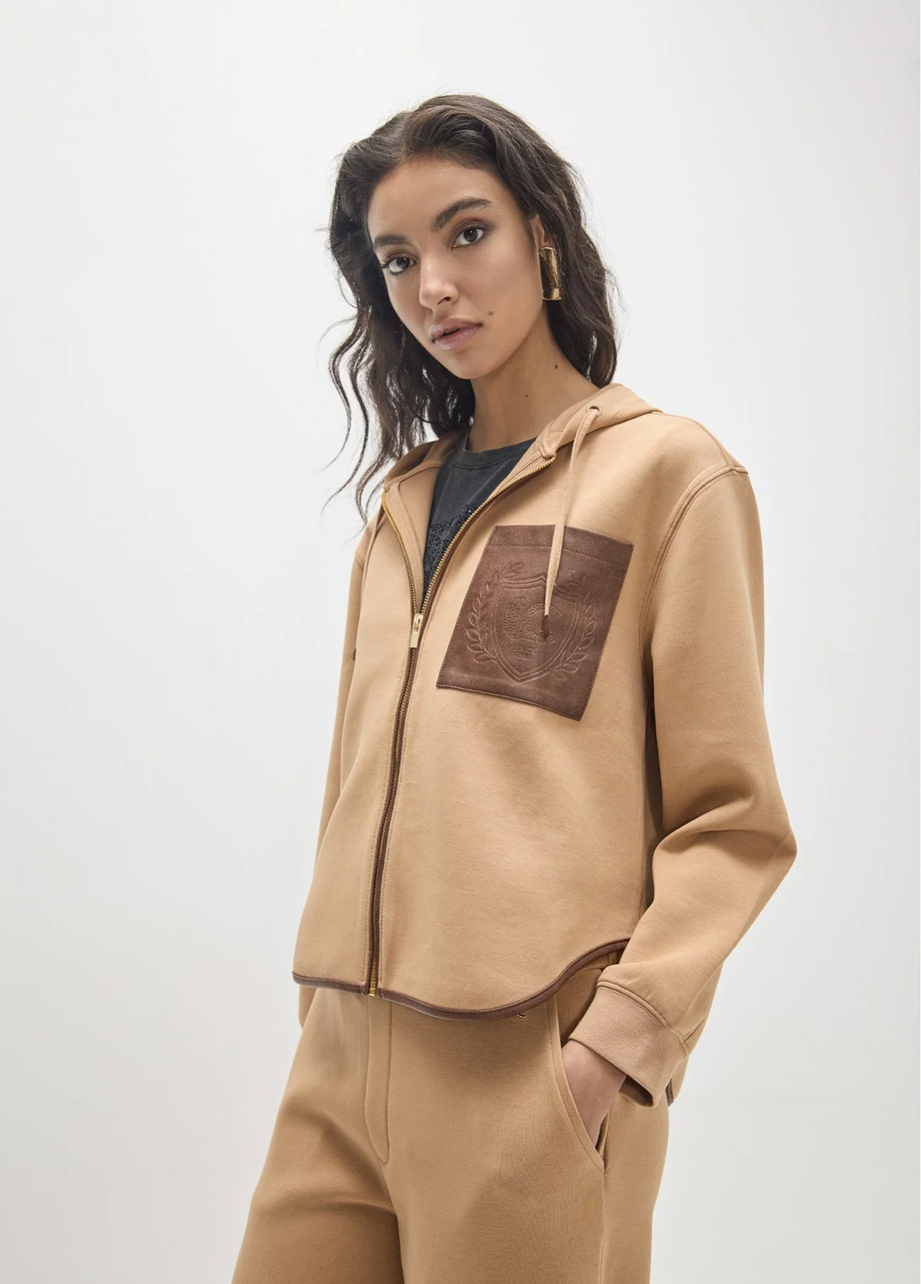 sudadera-abierta-bolsillo-efecto-piel-con-en-el-delantero-y-maxi-parche-en-espalda (2).jpg