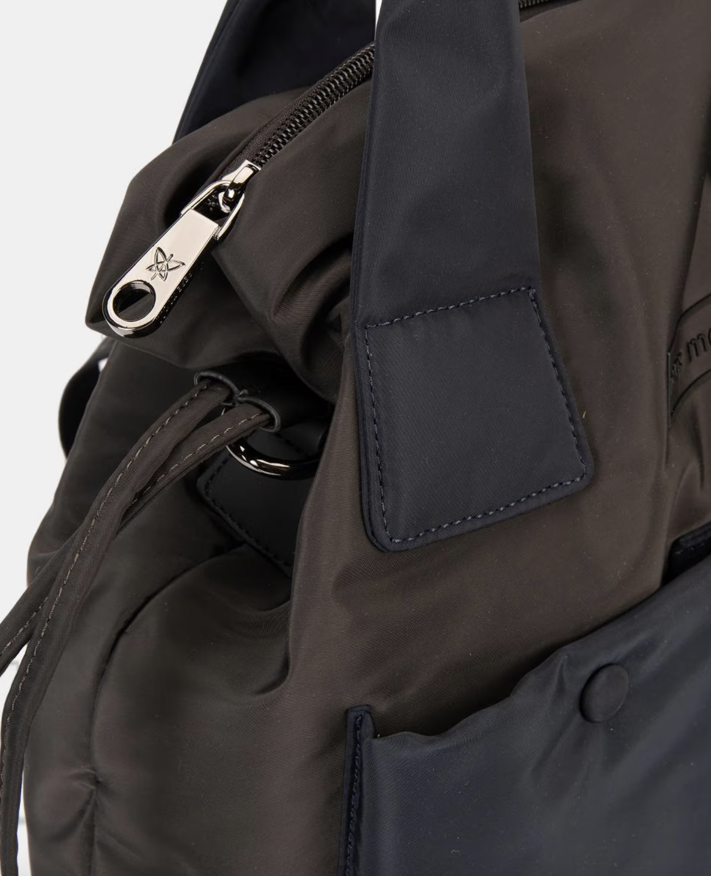 Bolso mochila nylon de Pepe Moll temporada otoño invierno 2025. Bolso nueva colección para mujer vista interior color negro y azul.