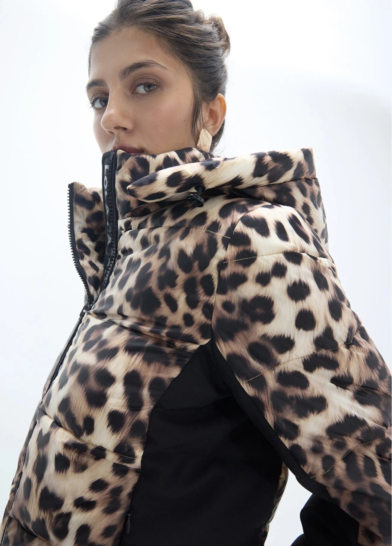 anorak-entallado-estampado-leopardo (1).jpg