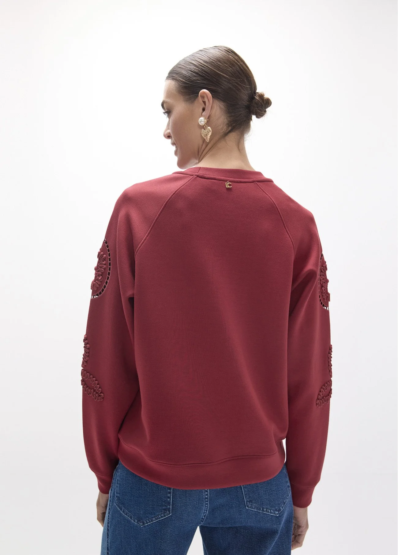 sudadera-manga-raglan-cuello-caja-pinza-bordado-de-flores-en-ambos-brazos (2).jpg