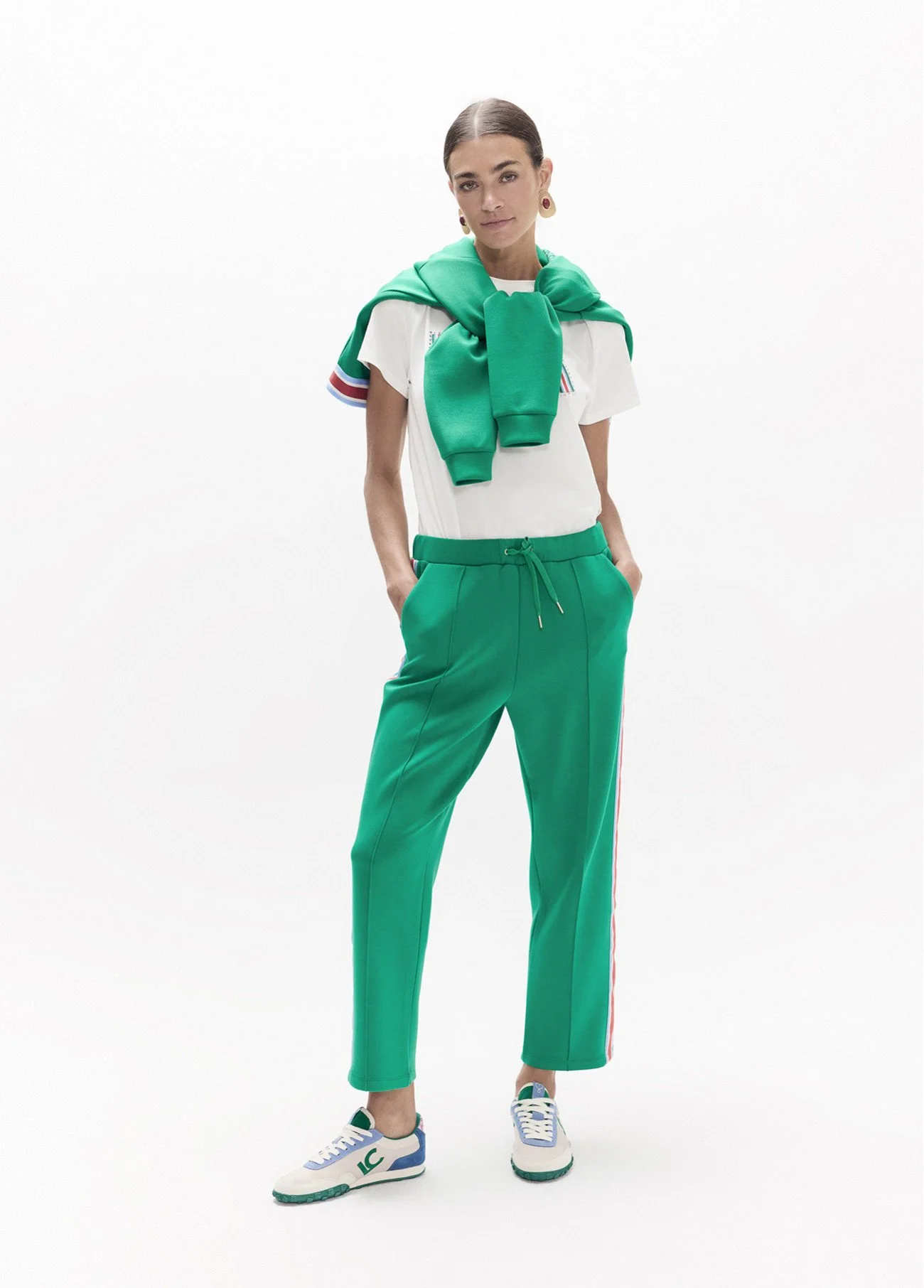 pantalon-jogger-con-banda-lateral-tres-colores-ajuste-con-cordon-y-detalles-metalicos (3).jpg