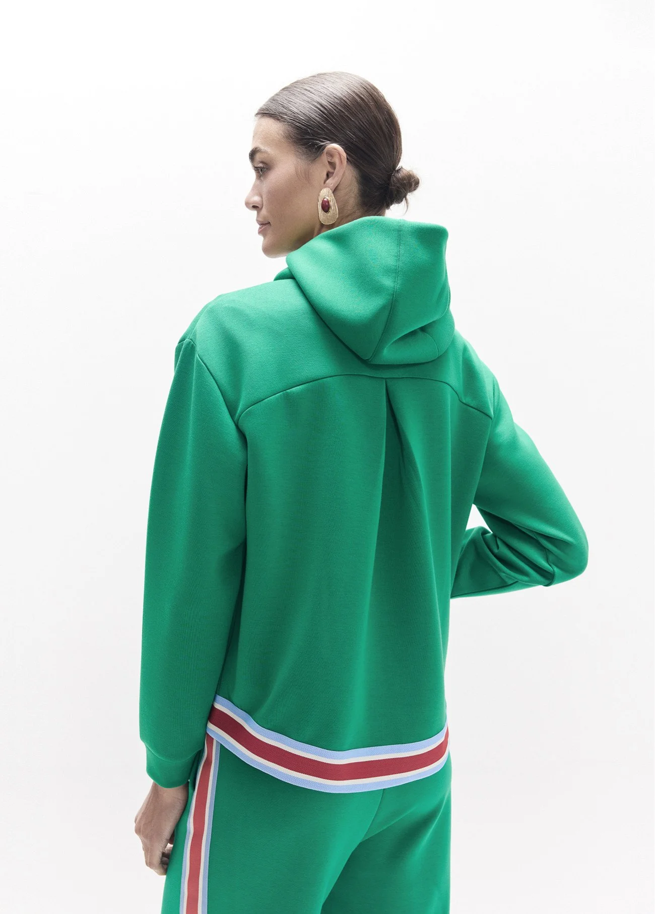 sudadera-abierta-con-banda-lateral-tres-colores-ajuste-con-cordon-y-detalles-metalicos (1).jpg