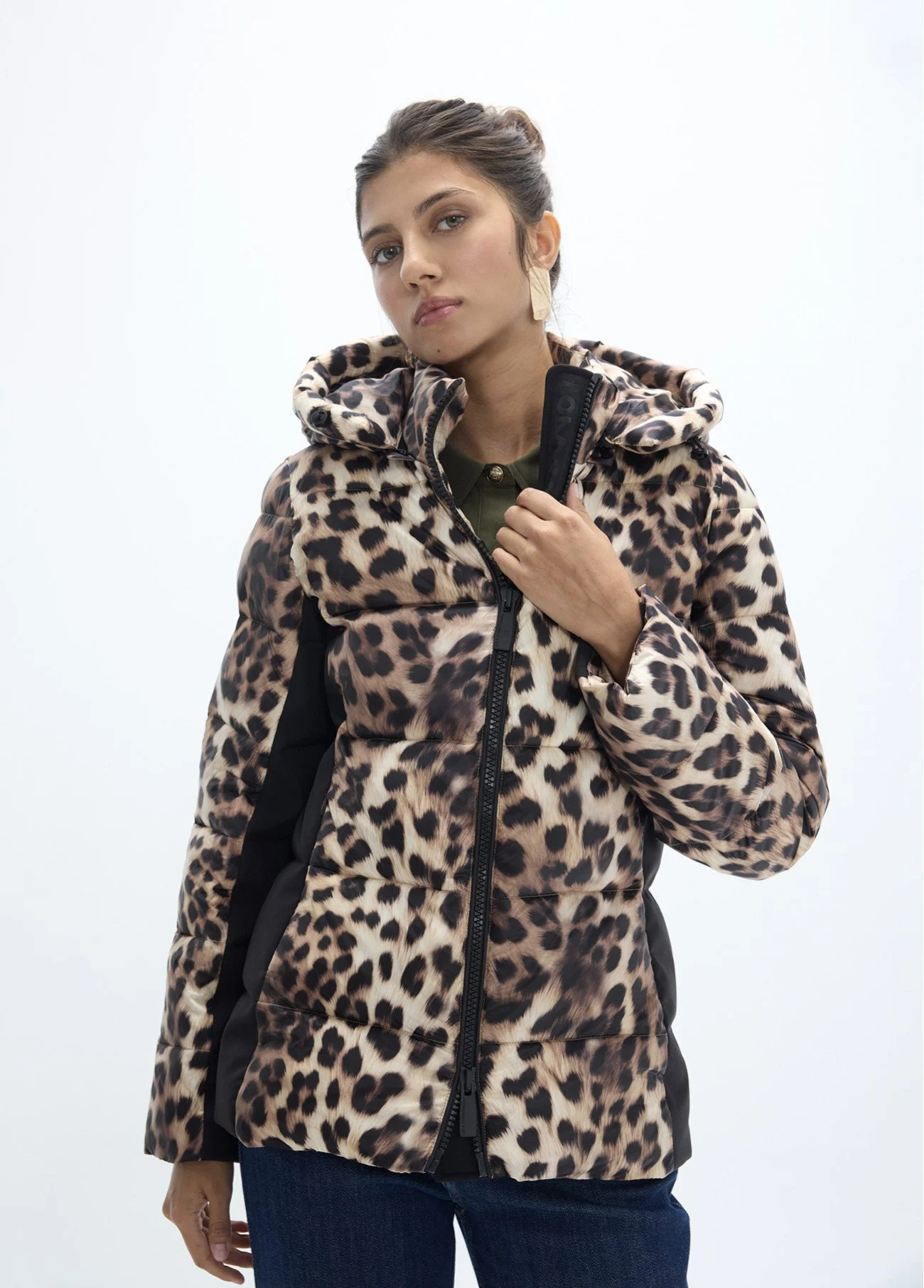 anorak-entallado-estampado-leopardo.jpg